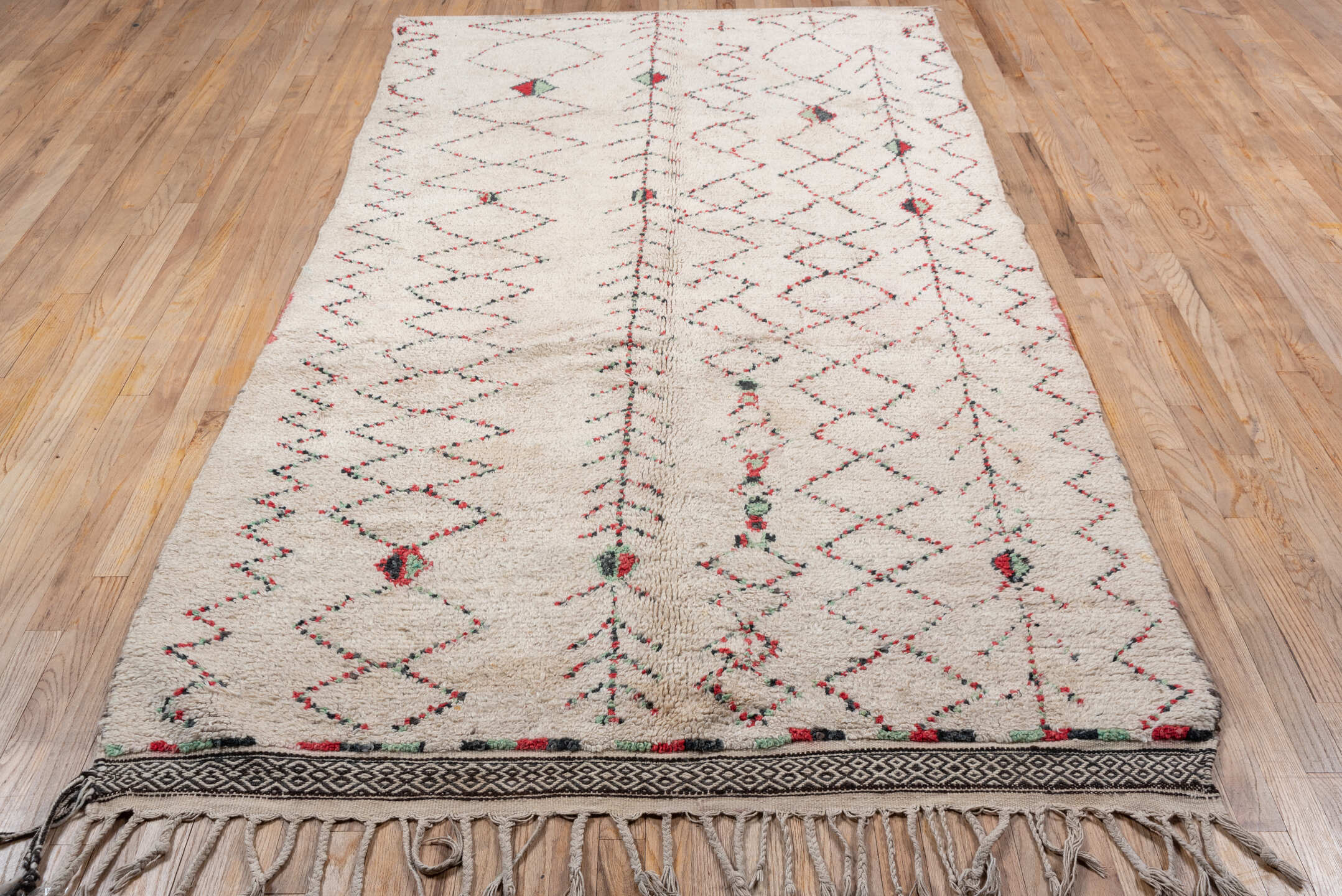 5' x 9' one-of-a-kind handmade vintage Moroccan medium size rug. Color palette: antiquewhite, gray, indian red, light gray