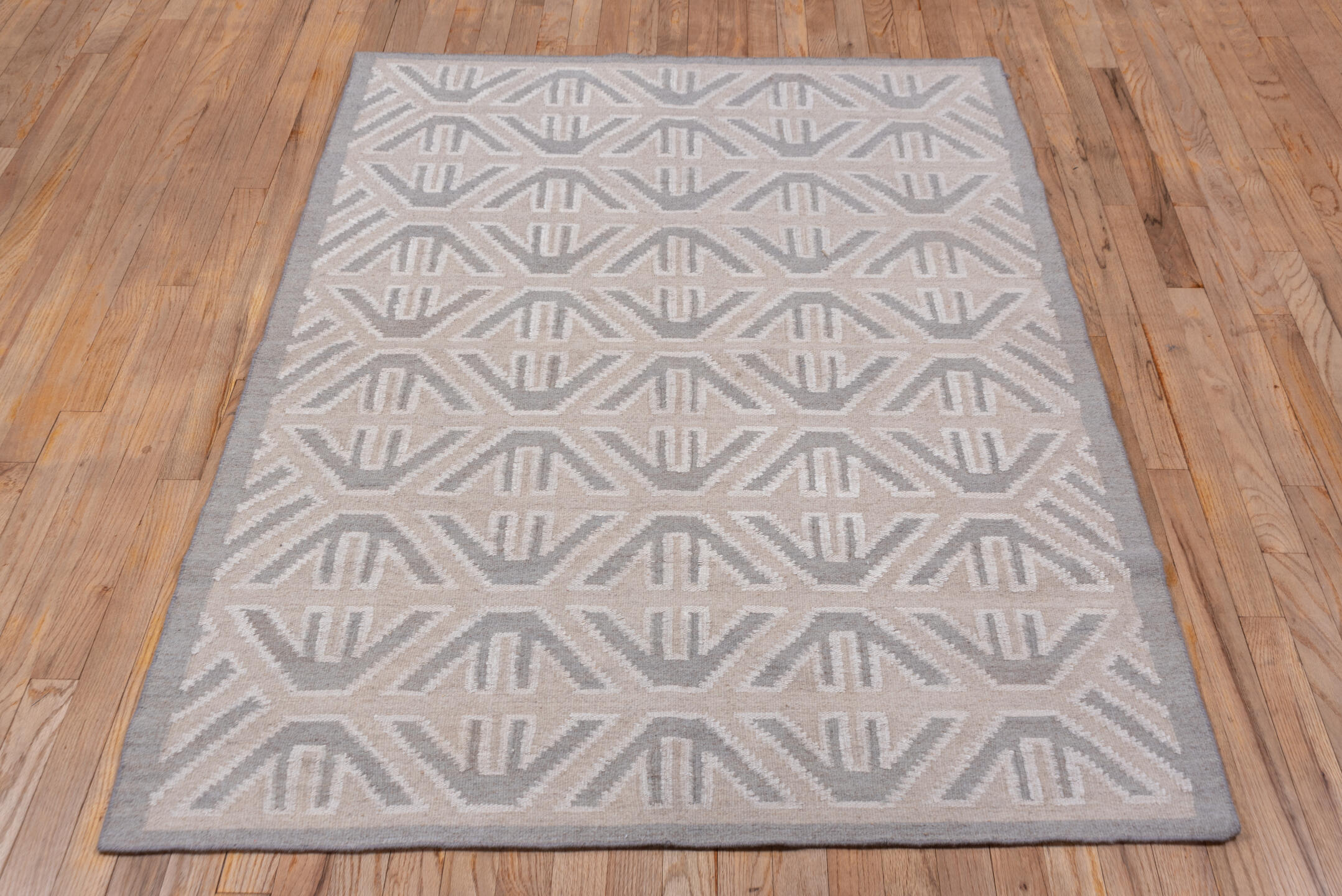 4' x 6' one-of-a-kind handmade vintage Kilim small size rug. Color palette: gainsboro, gray, light gray, off-white, pink