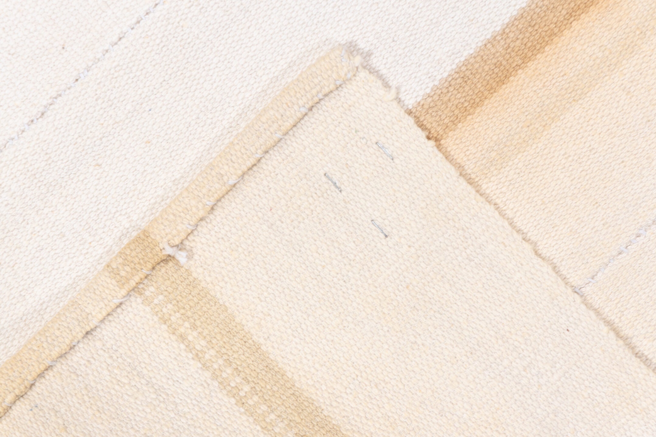 4' x 6' one-of-a-kind handmade vintage Flatweave small size rug. Color palette: antiquewhite, brown, floral white, gainsboro