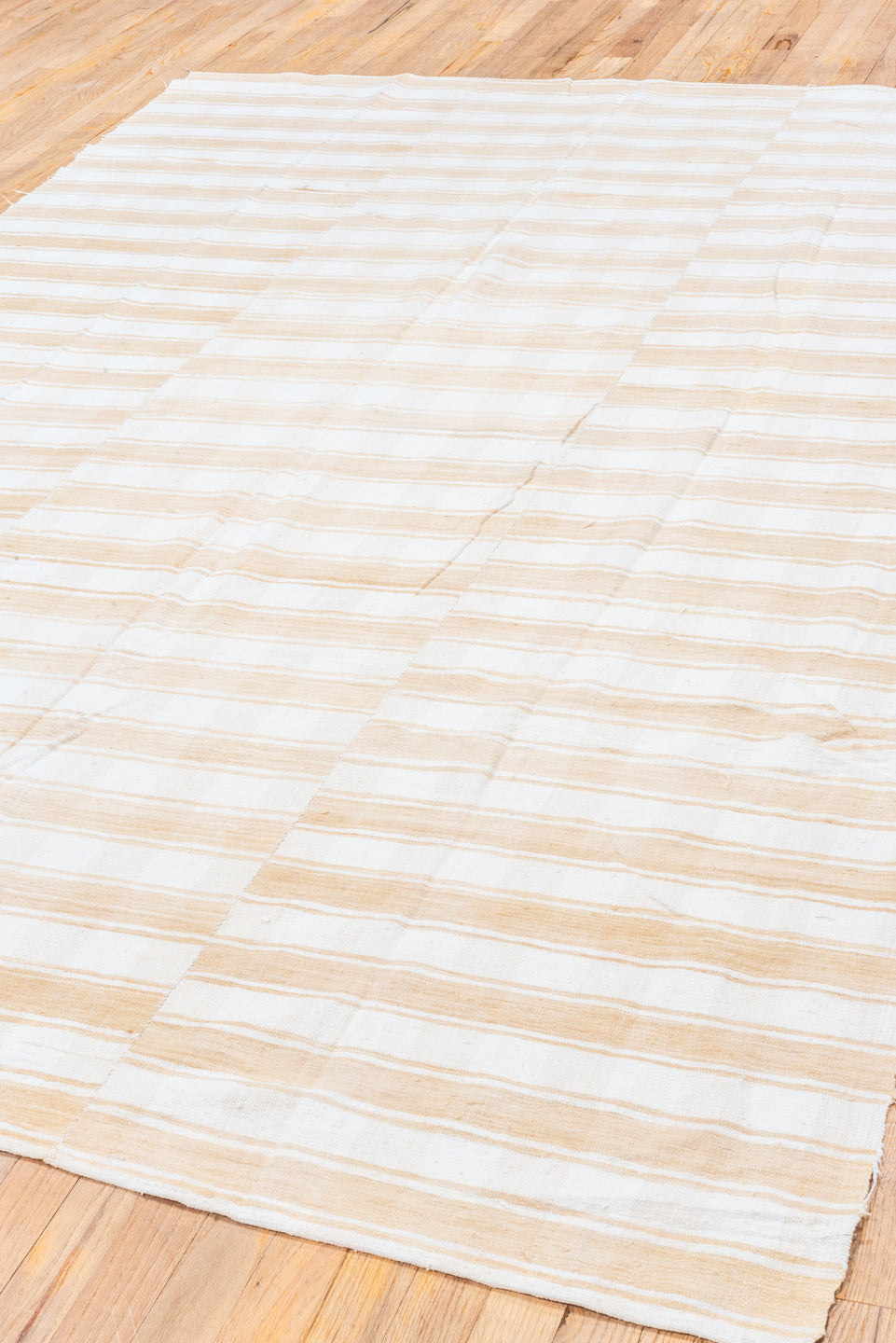 5' x 8' one-of-a-kind handmade vintage Textile medium size rug. Color palette: antiquewhite, brown, gainsboro, ghost white