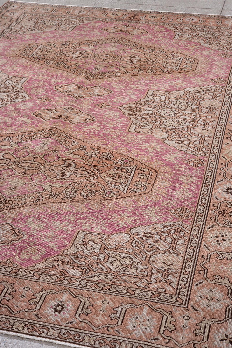 6' x 9' one-of-a-kind handmade vintage Sivas medium size rug. Color palette: brown, gray, light gray, off-white, pink, red