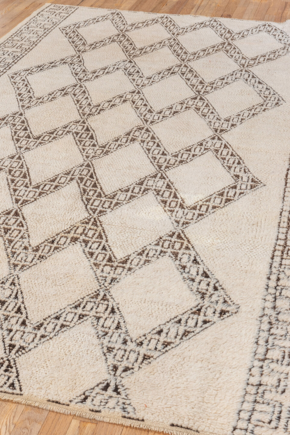 5' x 8' one-of-a-kind handmade vintage Moroccan medium size rug. Color palette: antiquewhite, brown, gray, light gray, linen