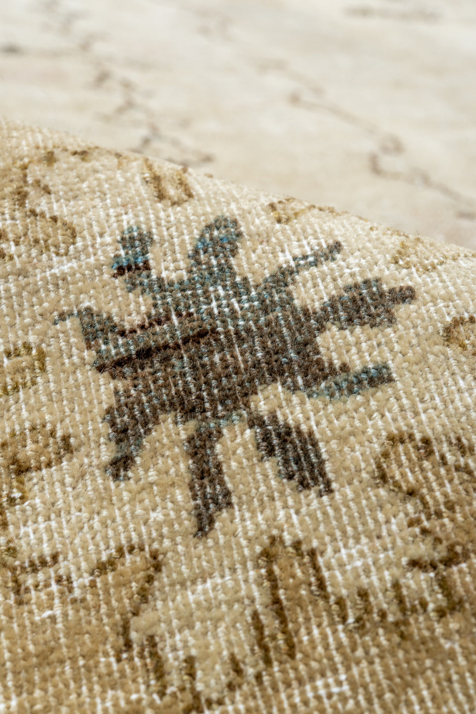 8' x 11' one-of-a-kind handmade vintage Kashan large size rug. Color palette: brown, gainsboro, gray, light gray, off-white