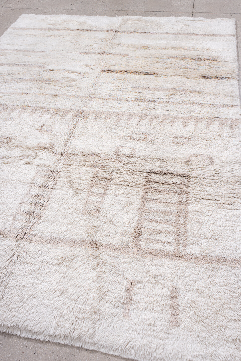 6' x 9' one-of-a-kind handmade vintage Moroccan medium size rug. Color palette: light gray, pink, off-white, gray, linen