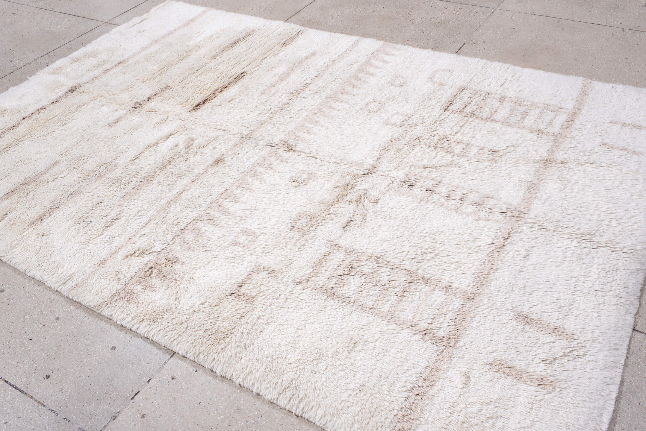 6' x 9' one-of-a-kind handmade vintage Moroccan medium size rug. Color palette: gainsboro, gray, light gray, linen