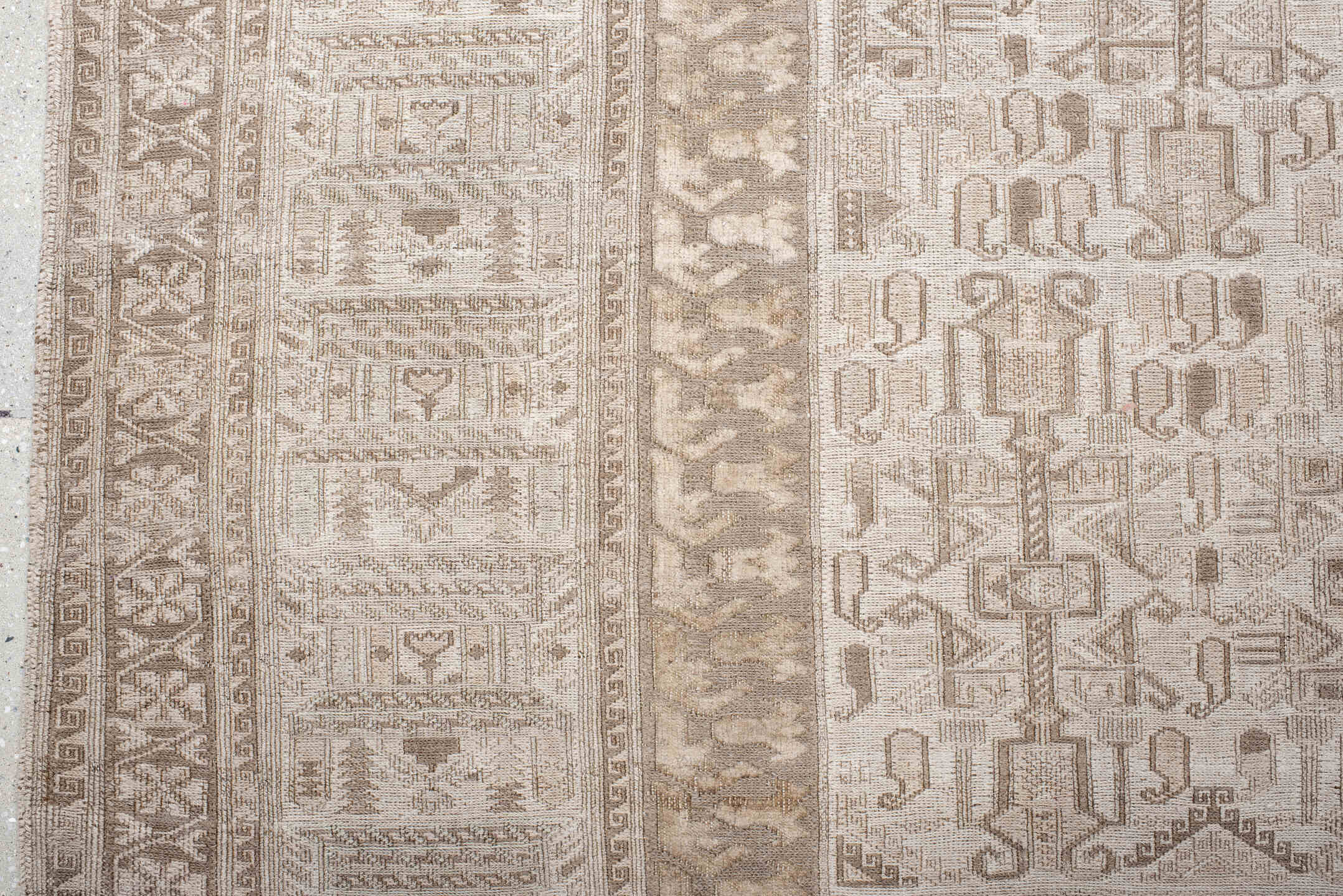 6' x 8' one-of-a-kind handmade vintage Sumak medium size rug. Color palette: antiquewhite, dark gray, gainsboro, gray