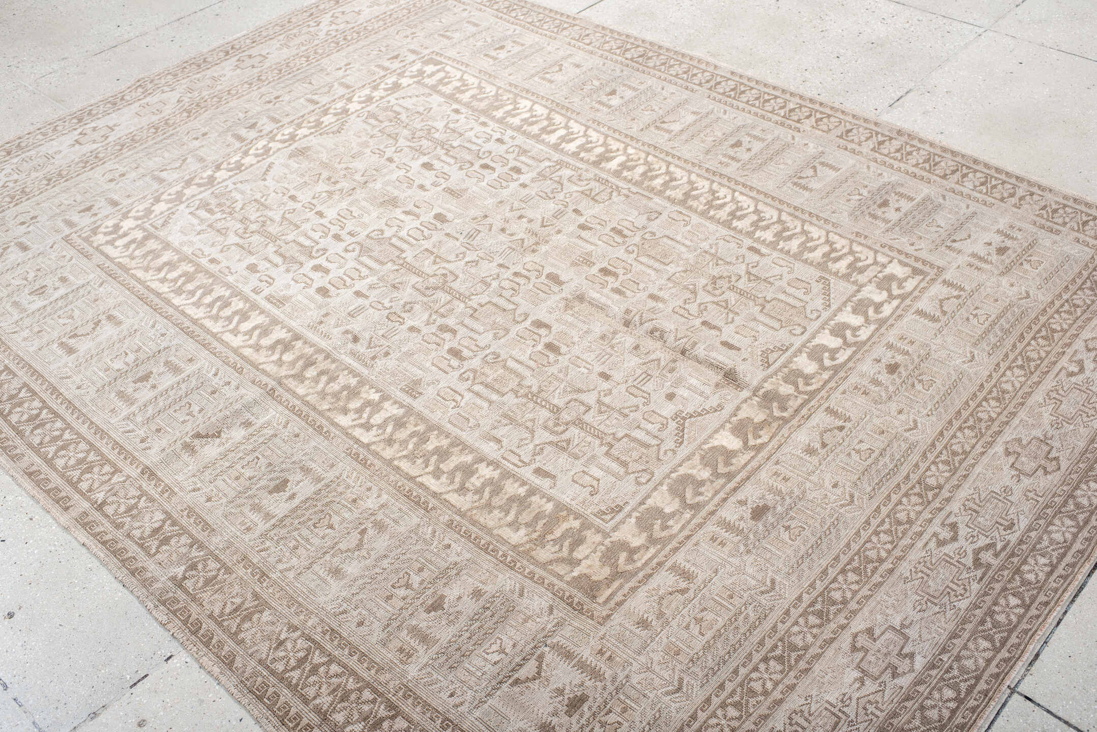 6' x 8' one-of-a-kind handmade vintage Sumak medium size rug. Color palette: antiquewhite, dark gray, gainsboro, gray