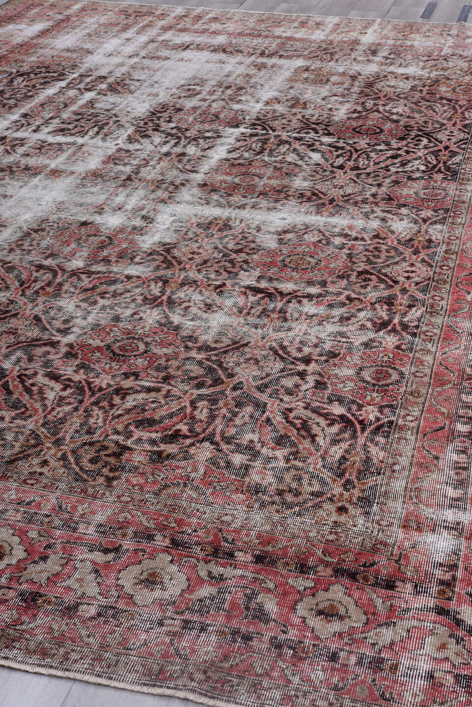 9' x 14' one-of-a-kind handmade vintage Sparta large size rug. Color palette: black, brown, dark gray, gainsboro, gray