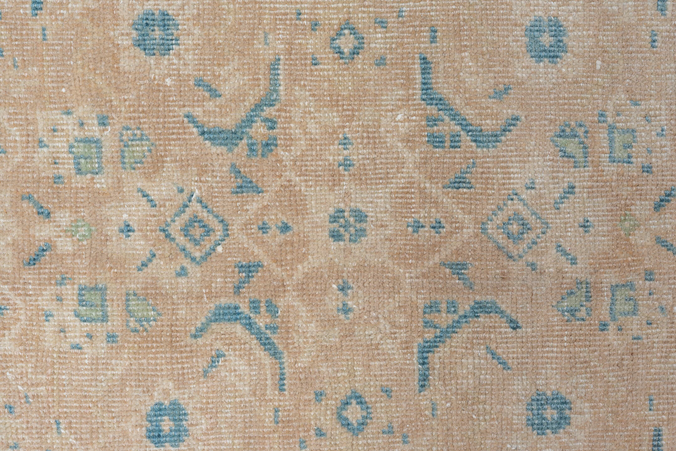 7' x 10' one-of-a-kind handmade vintage Mahal large size rug. Color palette: beige, ivory, pale blue, sky blue, taupe