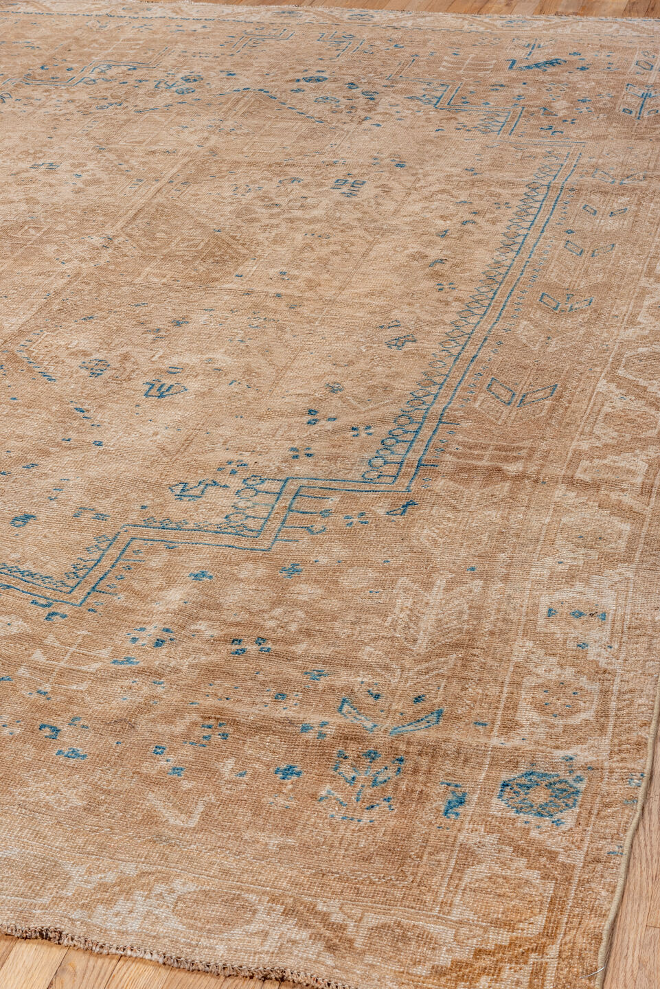 7' x 10' one-of-a-kind handmade vintage Shiraz large size rug. Color palette: antiquewhite, brown, gray, off-white, orange