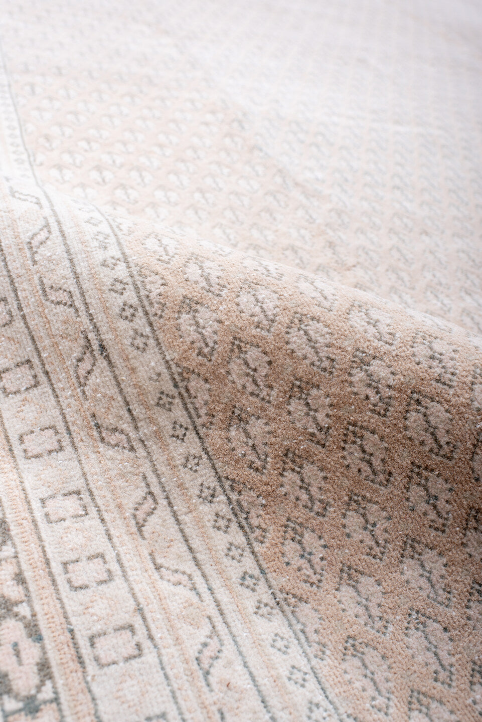 8' x 11' one-of-a-kind handmade vintage Saraband large size rug. Color palette: antiquewhite, dark gray, gray, light gray