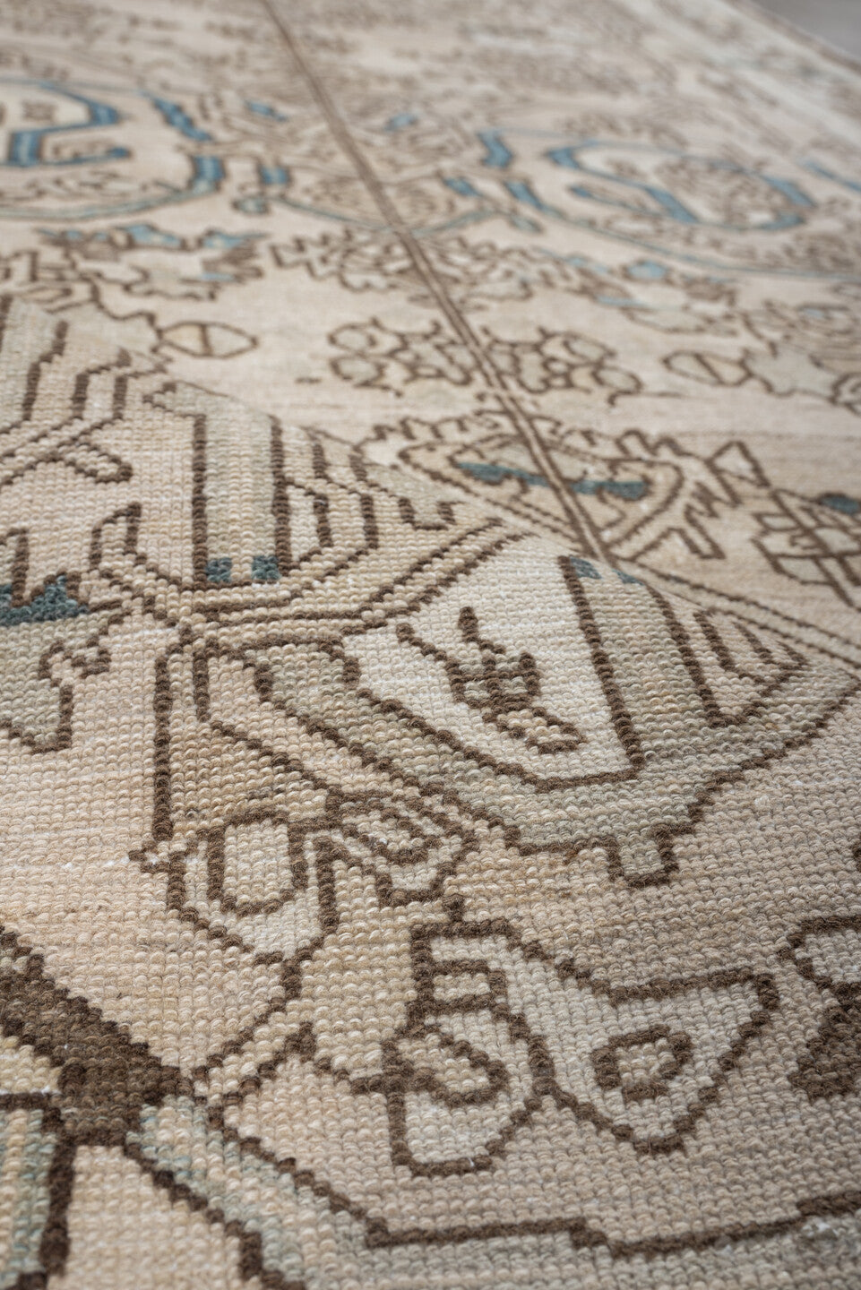 9' x 5' one-of-a-kind handmade machine-made Machine rug. Color palette: ivory, taupe, sky blue, beige, brown, slate, gray