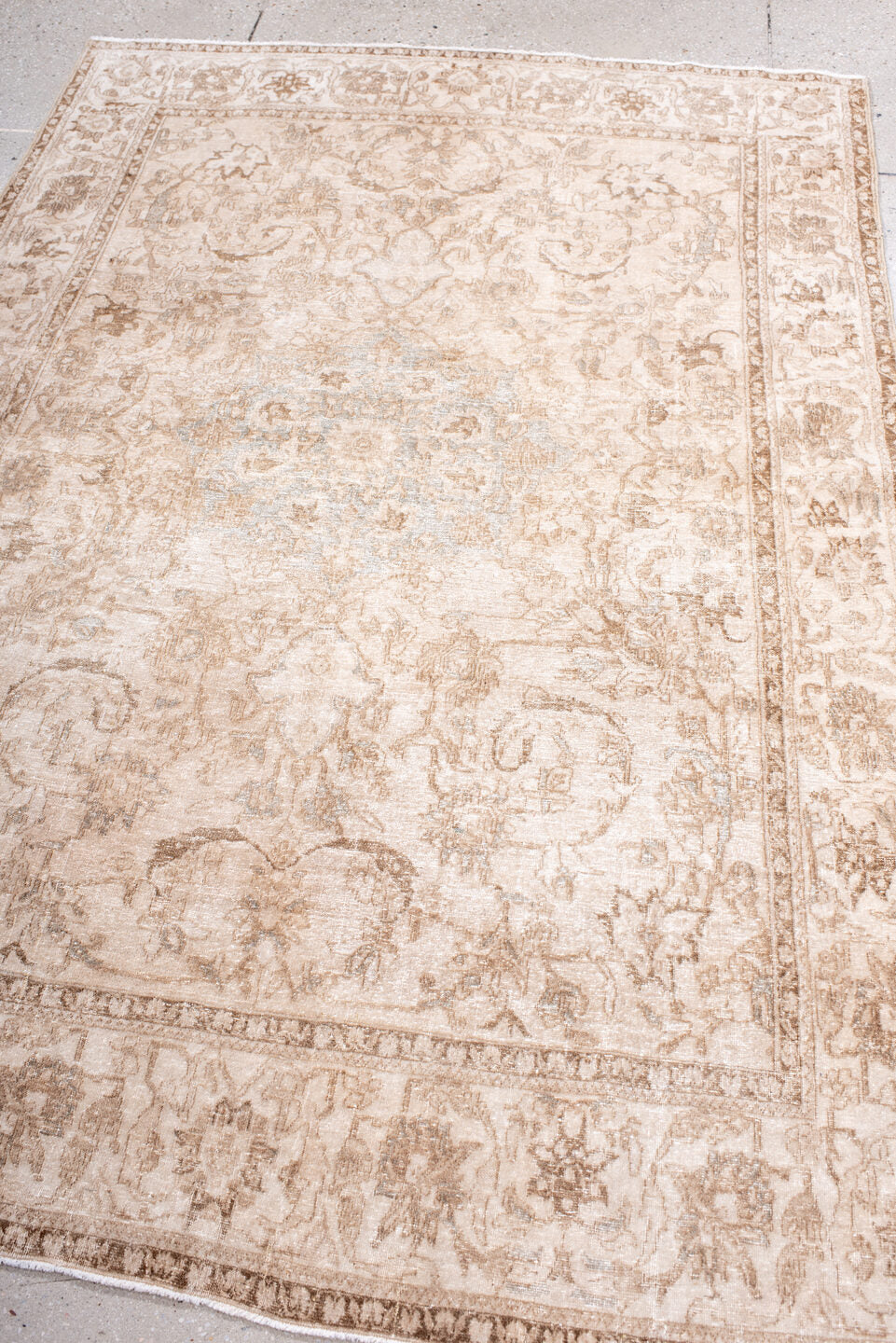 4' x 6' one-of-a-kind handmade vintage Isfahan small size rug. Color palette: antiquewhite, brown, gray, light gray, linen