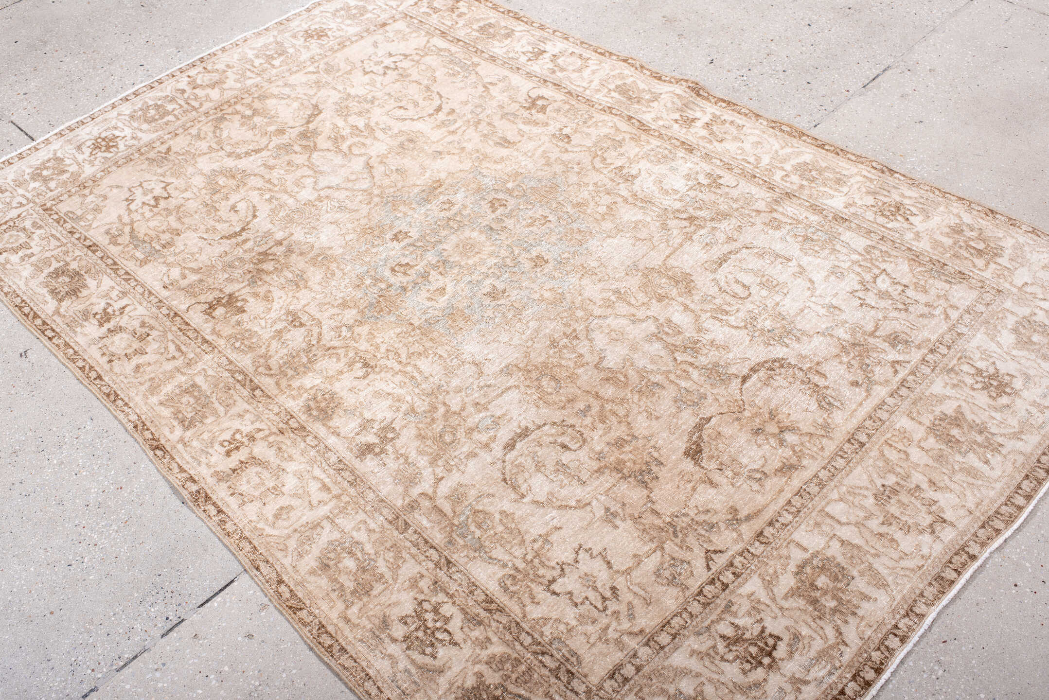 4' x 6' one-of-a-kind handmade vintage Isfahan small size rug. Color palette: antiquewhite, brown, gray, light gray, linen