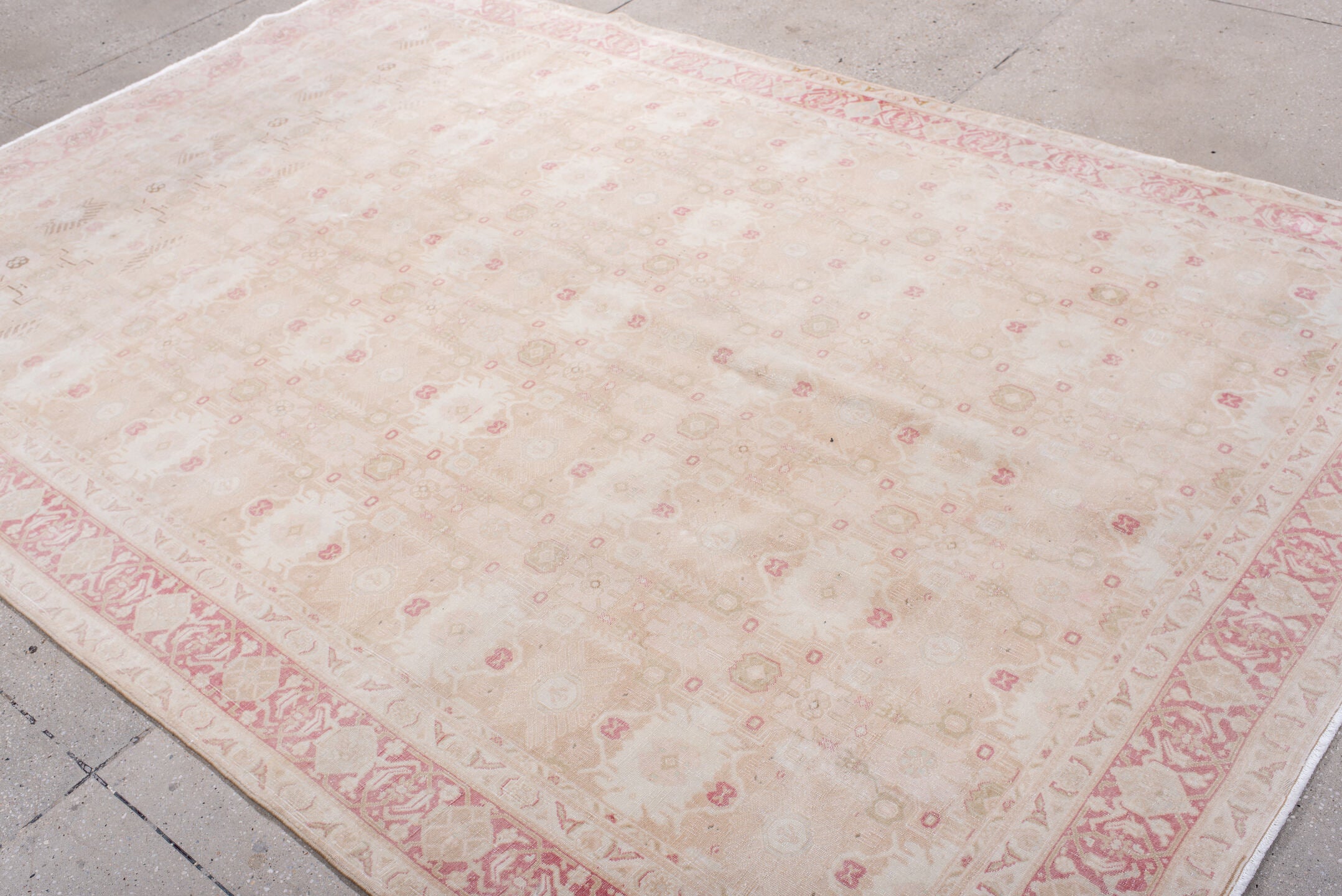6' x 9' one-of-a-kind handmade vintage Sivas medium size rug. Color palette: brown, gray, light gray, off-white, pink