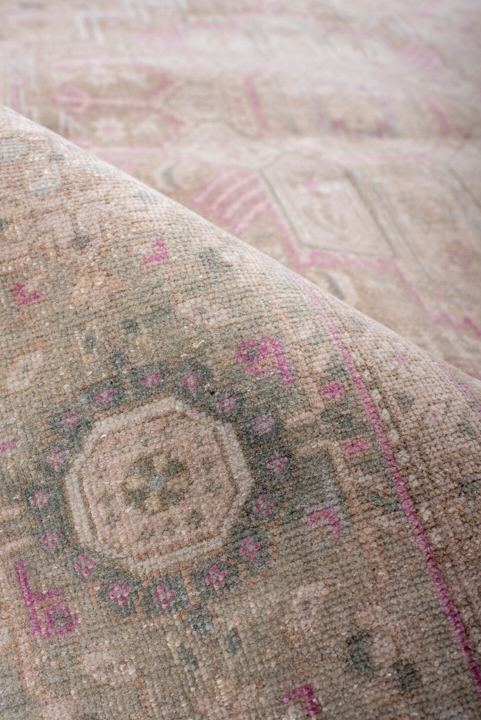 4' x 6' one-of-a-kind handmade vintage Bidjar small size rug. Color palette: gray, light gray, off-white, pink, rosy brown