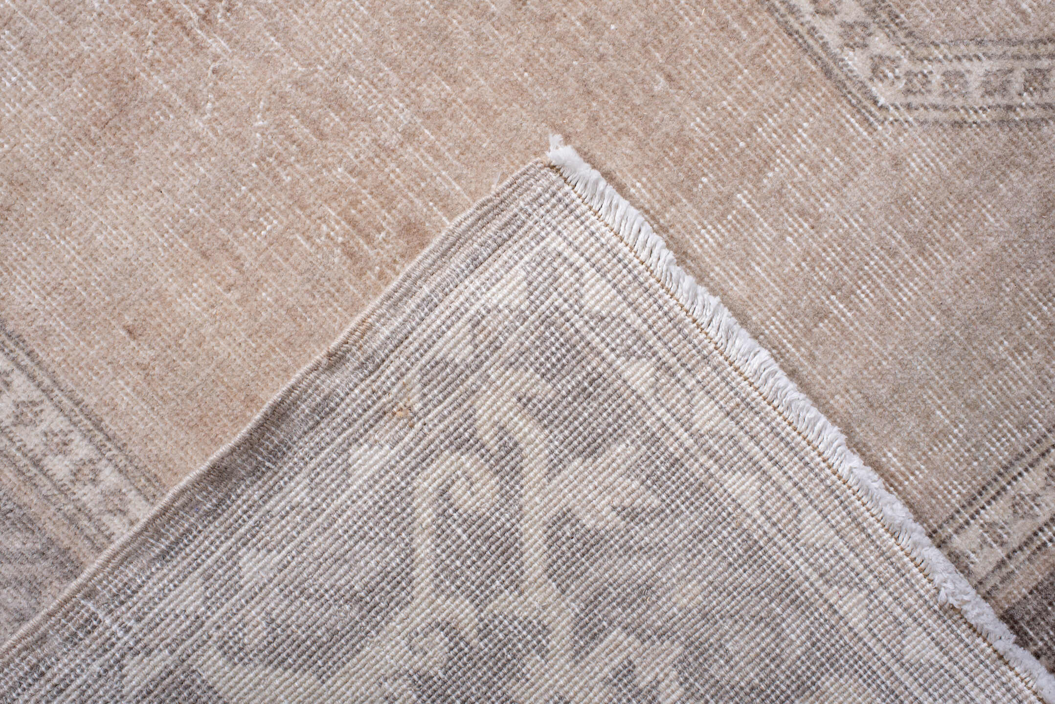 4' x 6' one-of-a-kind handmade vintage Sivas small size rug. Color palette: gainsboro, gray, light gray, linen, off-white