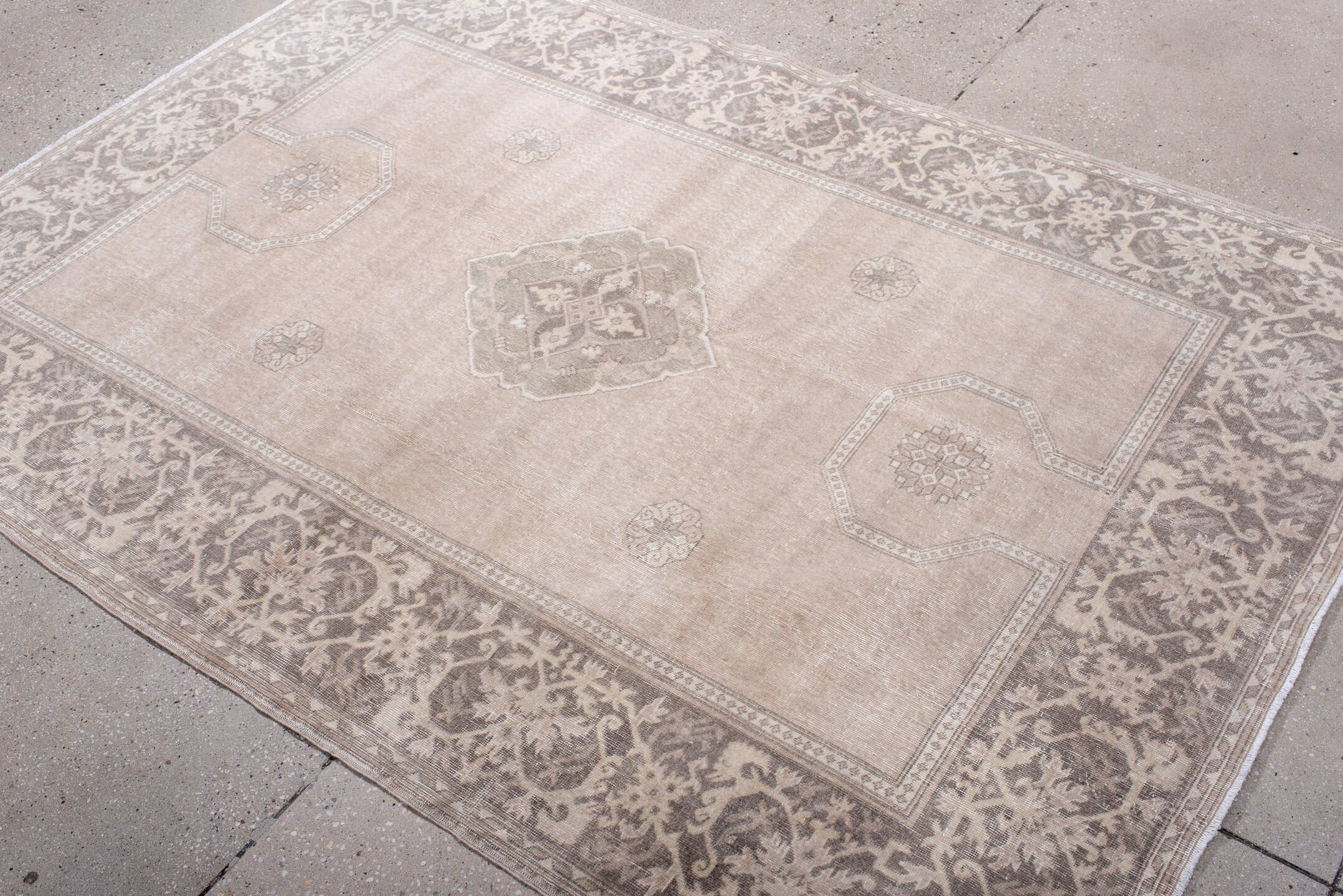 4' x 6' one-of-a-kind handmade vintage Sivas small size rug. Color palette: gainsboro, gray, light gray, linen, off-white