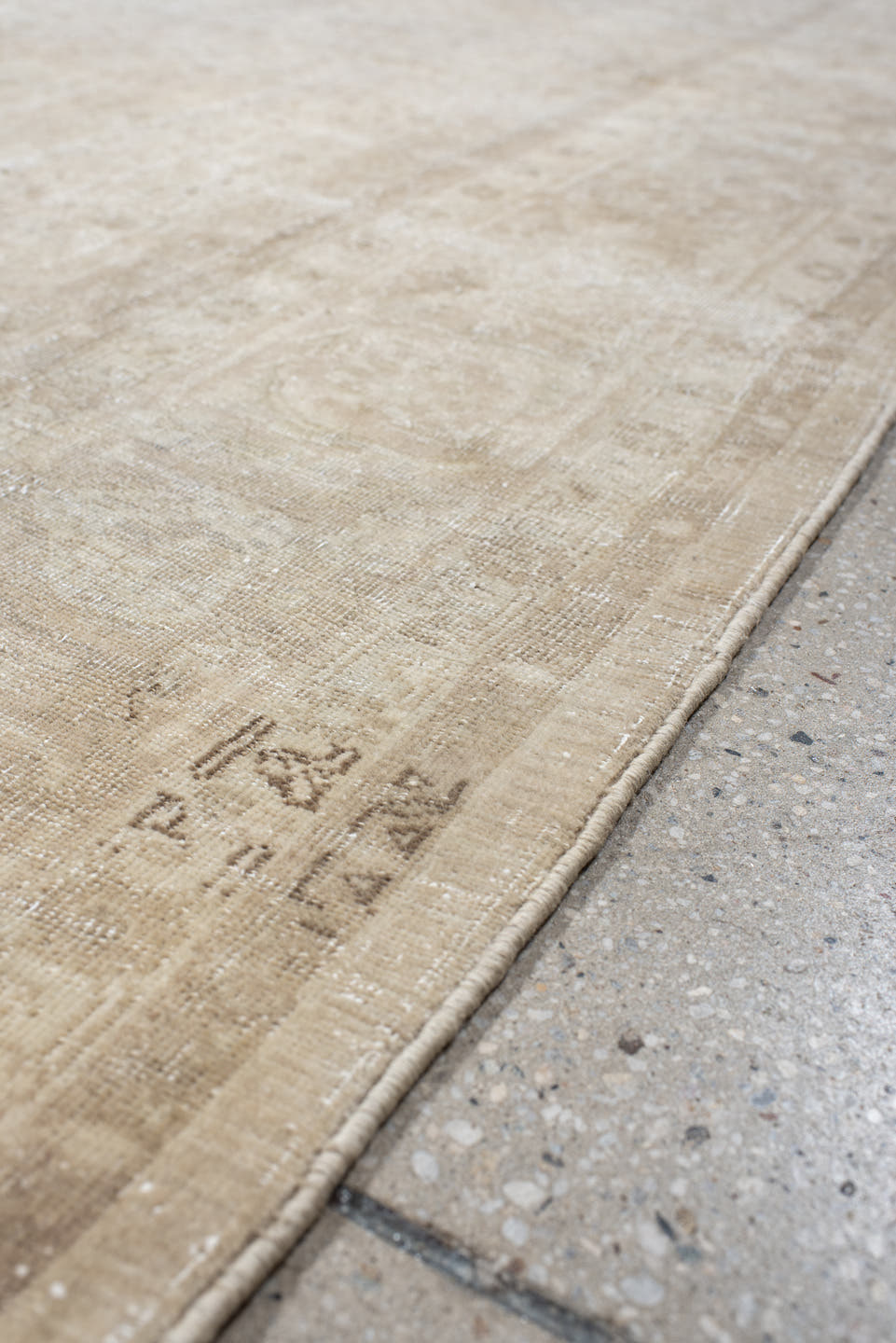 7' x 10' one-of-a-kind handmade antique Bidjar large size rug. Color palette: ivory, beige, taupe, sand, cream, camel