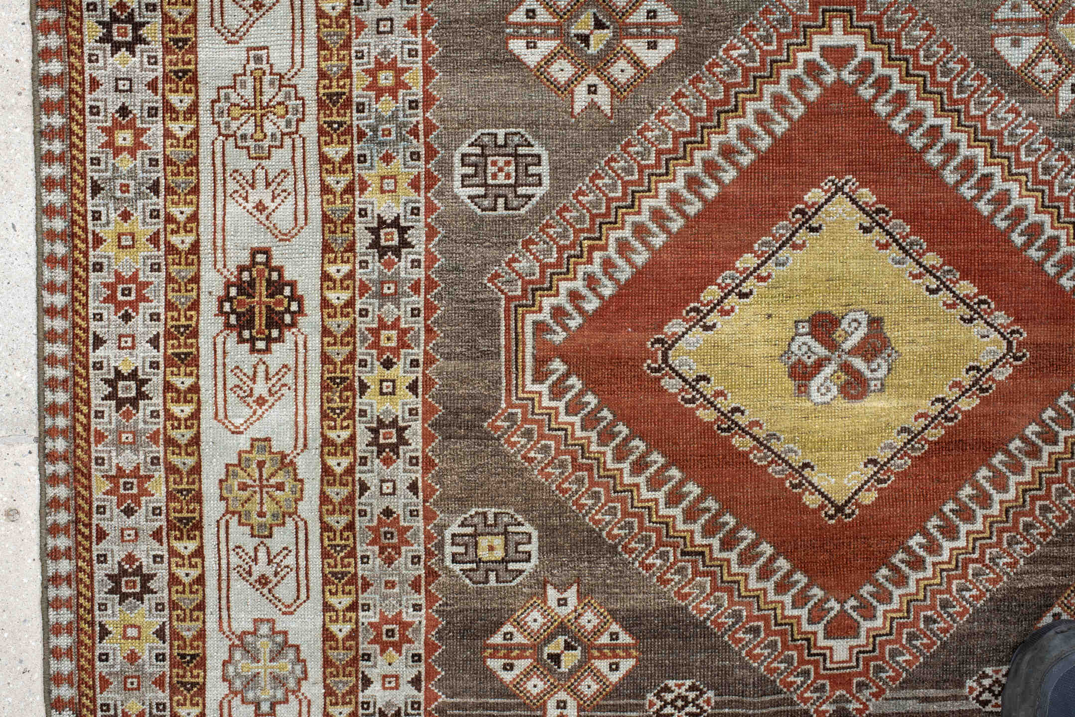 6' x 9' one-of-a-kind handmade vintage Shiraz medium size rug. Color palette: black, brown, gainsboro, gray, light gray