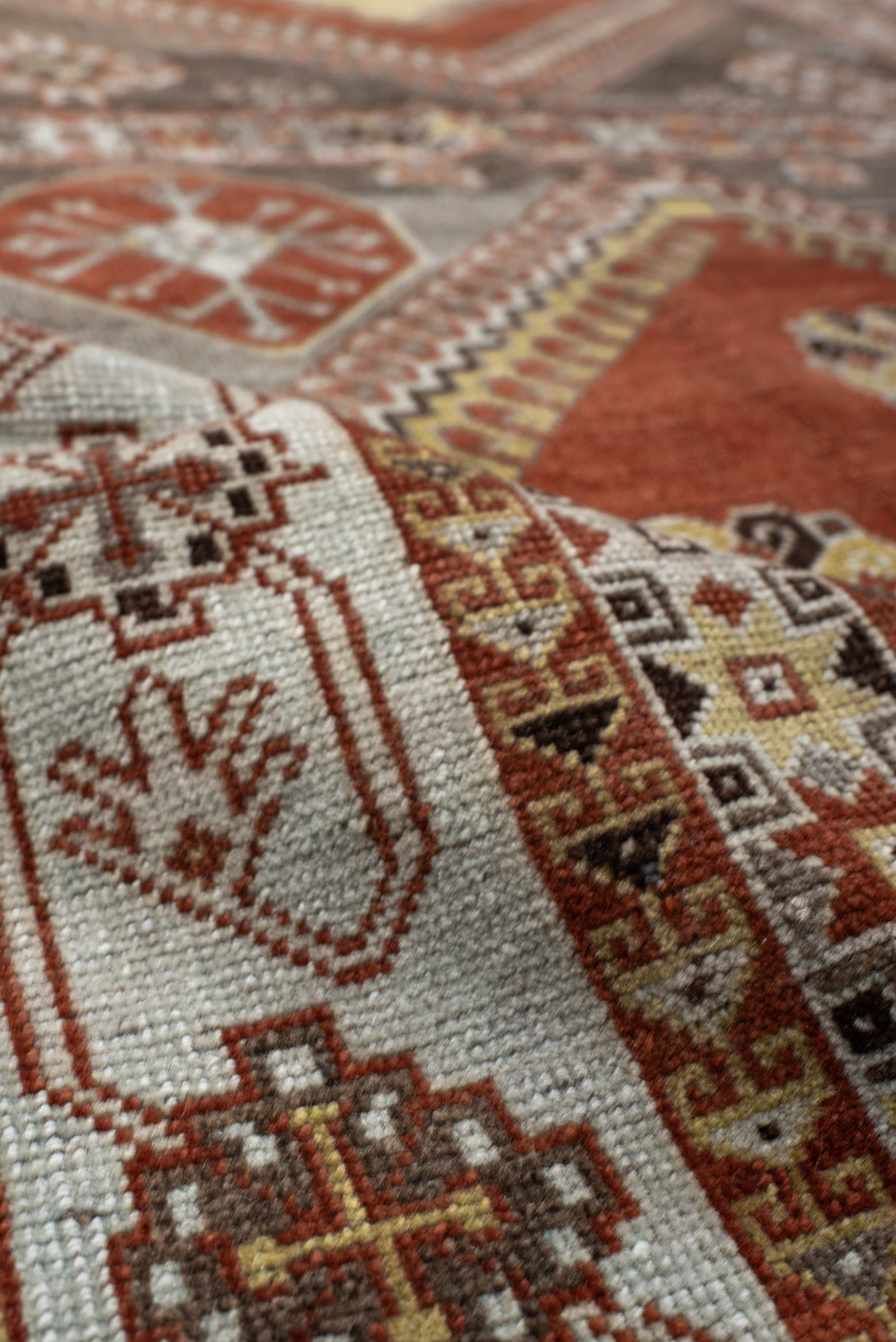 6' x 9' one-of-a-kind handmade vintage Shiraz medium size rug. Color palette: black, brown, gainsboro, gray, light gray