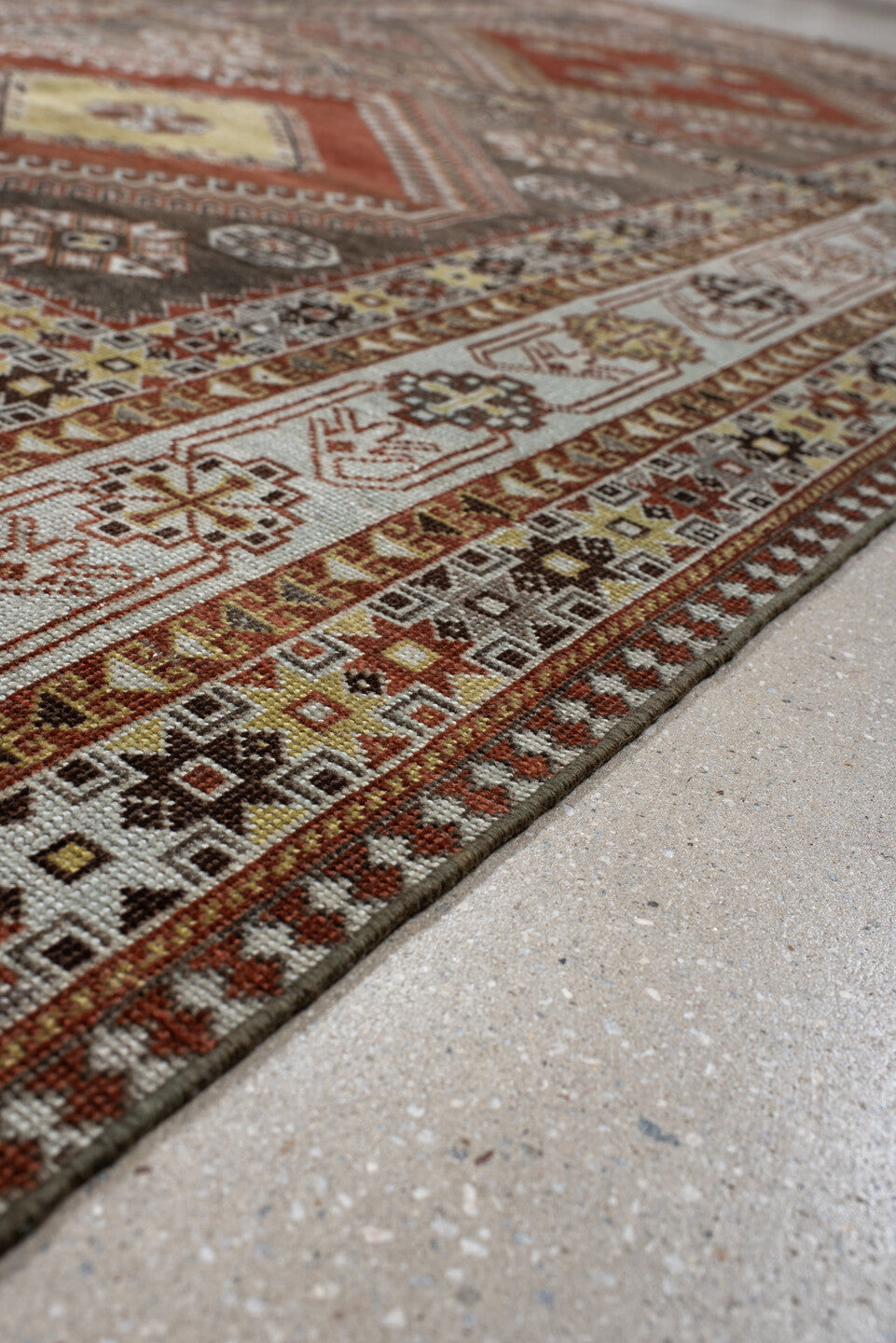 6' x 9' one-of-a-kind handmade vintage Shiraz medium size rug. Color palette: black, brown, gainsboro, gray, light gray