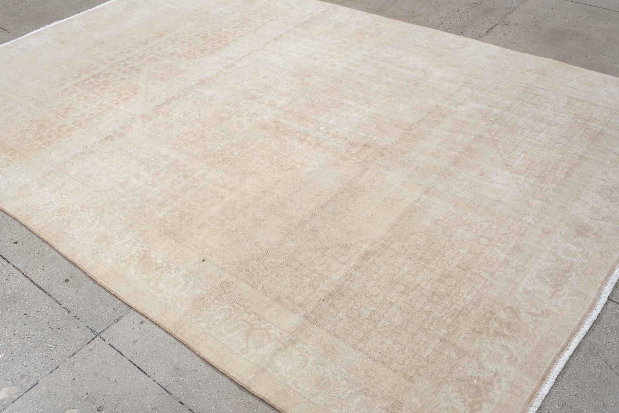 6' x 10' one-of-a-kind handmade vintage Bidjar large size rug. Color palette: antiquewhite, brown, gray, light gray, linen