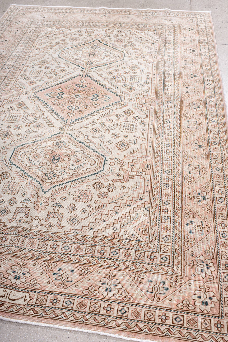 5' x 8' one-of-a-kind handmade antique Sivas medium size rug. Color palette: ivory, blush, taupe, dusty rose, muted blue