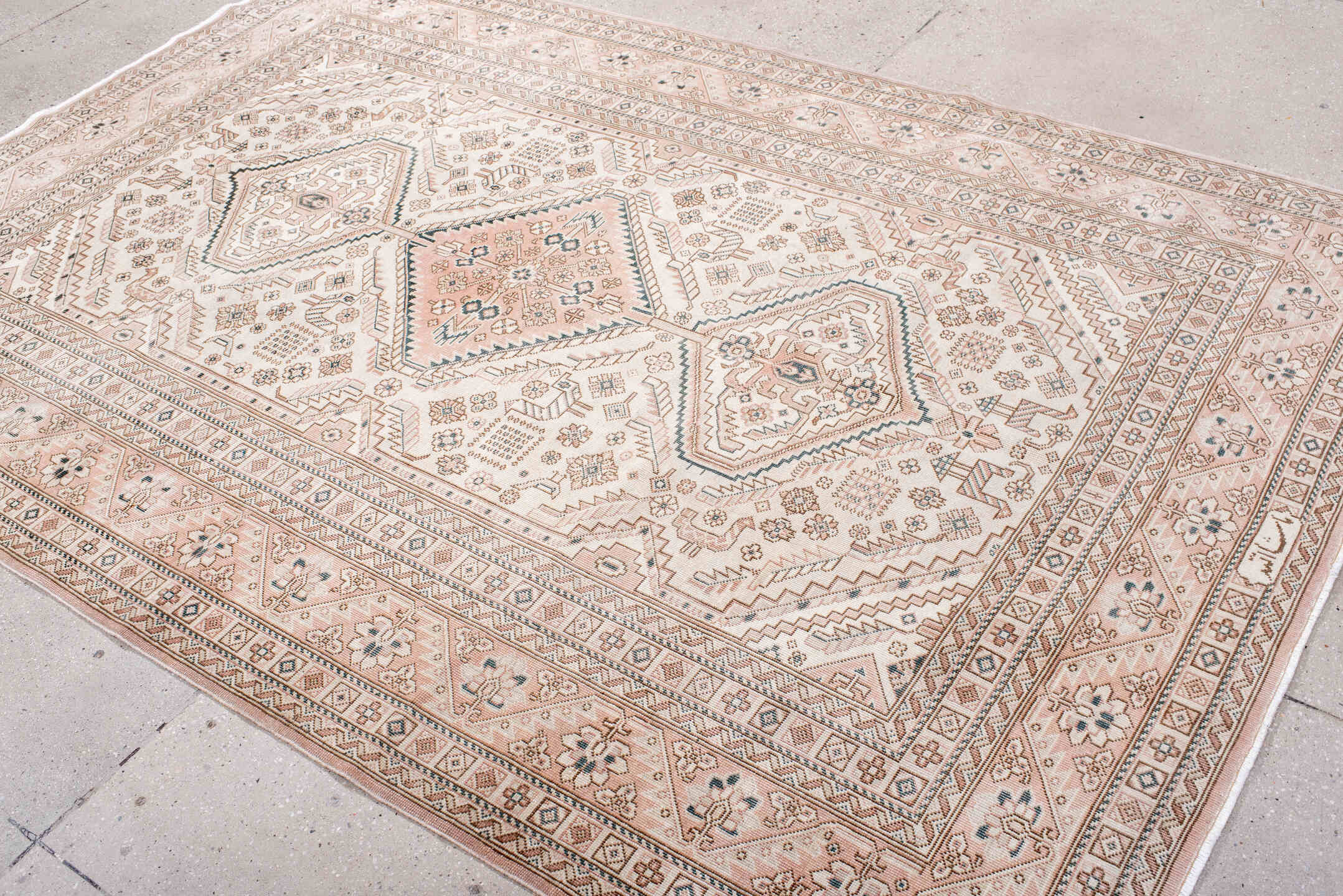 5' x 8' one-of-a-kind handmade antique Sivas medium size rug. Color palette: ivory, blush, taupe, dusty rose, muted blue