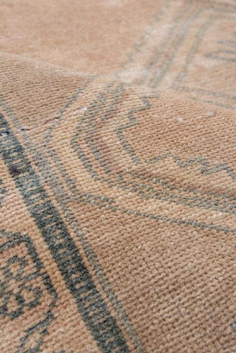 4' x 6' one-of-a-kind handmade vintage Malayer small size rug. Color palette: antiquewhite, blanched almond, brown, dim gray