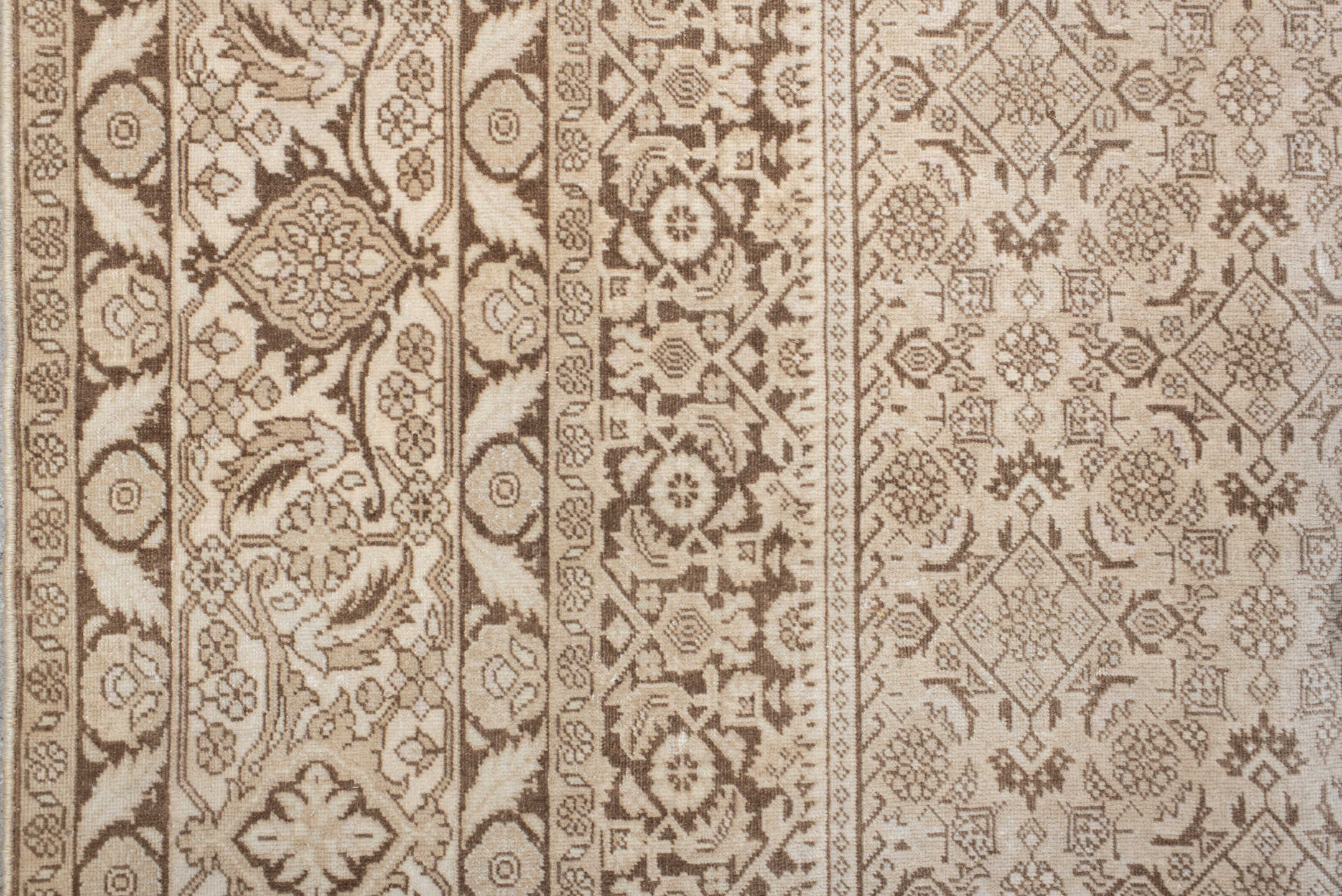 8' x 10' one-of-a-kind handmade vintage Bidjar large size rug. Color palette: antiquewhite, beige, blanched almond, brown