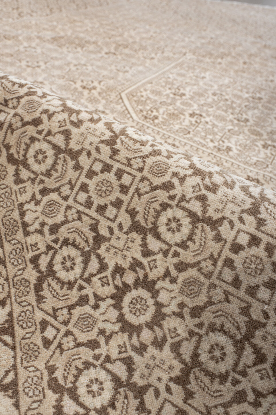 8' x 10' one-of-a-kind handmade vintage Bidjar large size rug. Color palette: antiquewhite, beige, blanched almond, brown