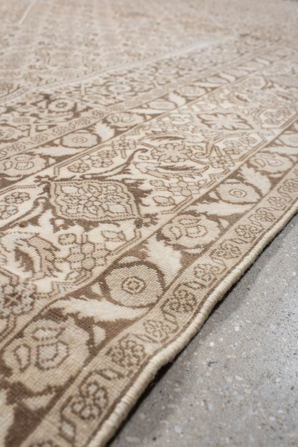 8' x 10' one-of-a-kind handmade vintage Bidjar large size rug. Color palette: antiquewhite, beige, blanched almond, brown