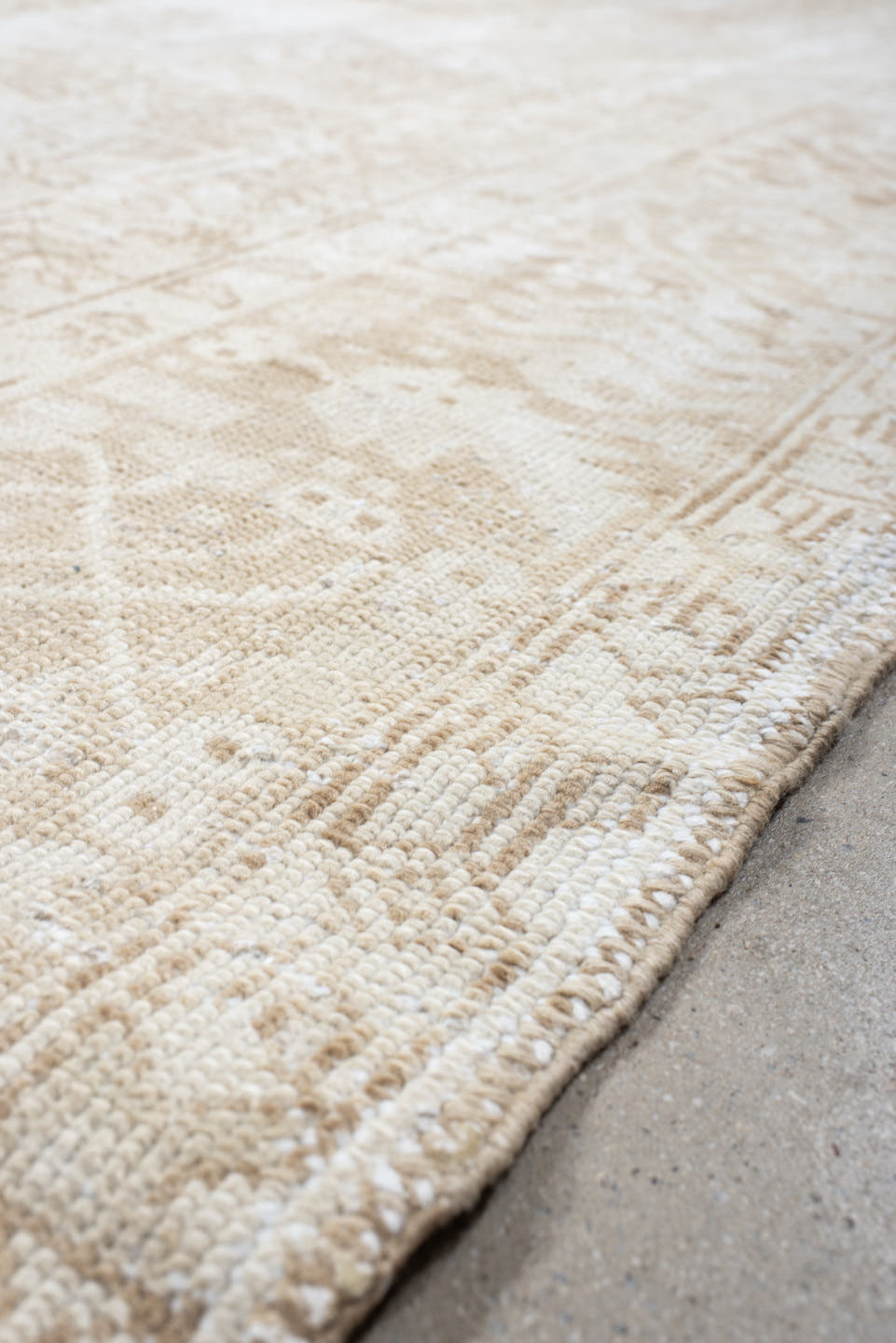 7' x 10' one-of-a-kind handmade antique Heriz large size rug. Color palette: ivory, cream, beige, sand, pale blue, taupe