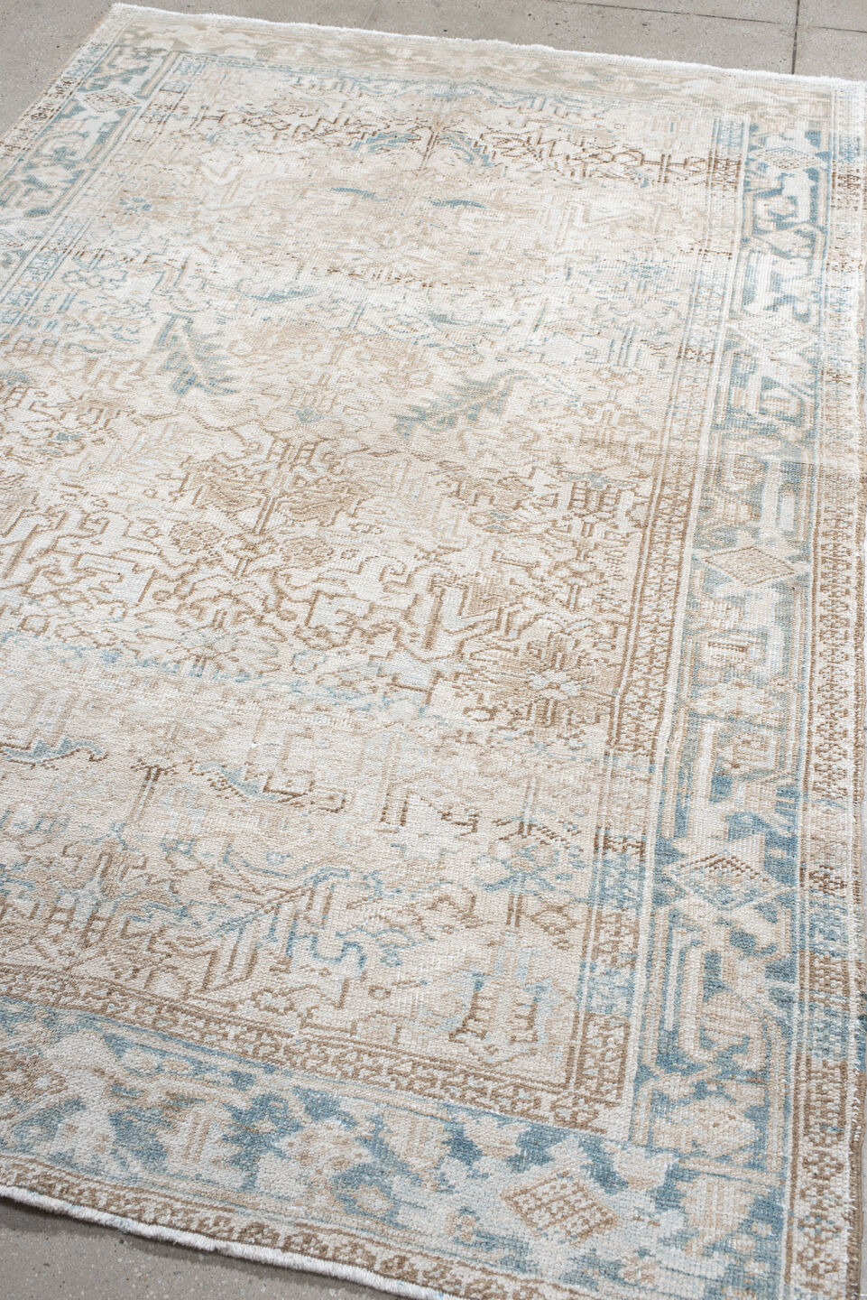 5' x 7' one-of-a-kind handmade vintage Heriz rug. Color palette: gainsboro, gray, light gray, linen, off-white, pink