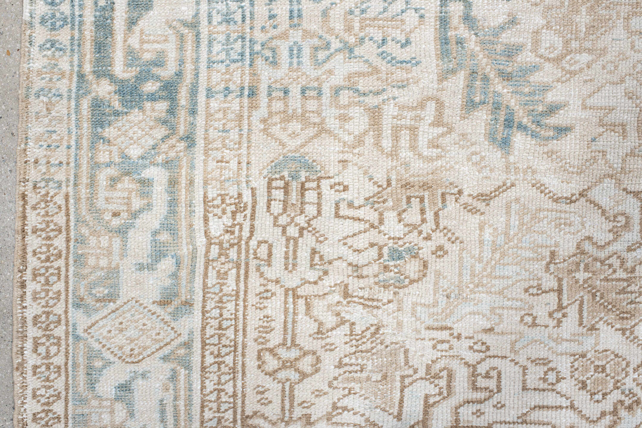 5' x 7' one-of-a-kind handmade vintage Heriz rug. Color palette: gainsboro, gray, light gray, linen, off-white, pink