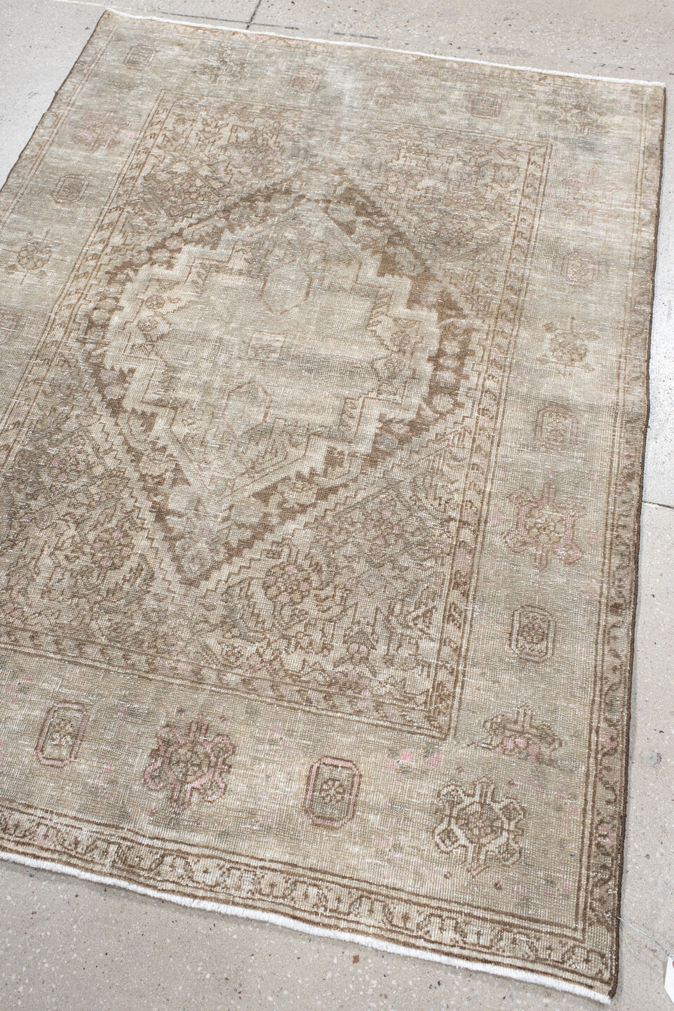 3' x 5' one-of-a-kind handmade vintage Sarouk small size rug. Color palette: brown, gray, light gray, linen, off-white