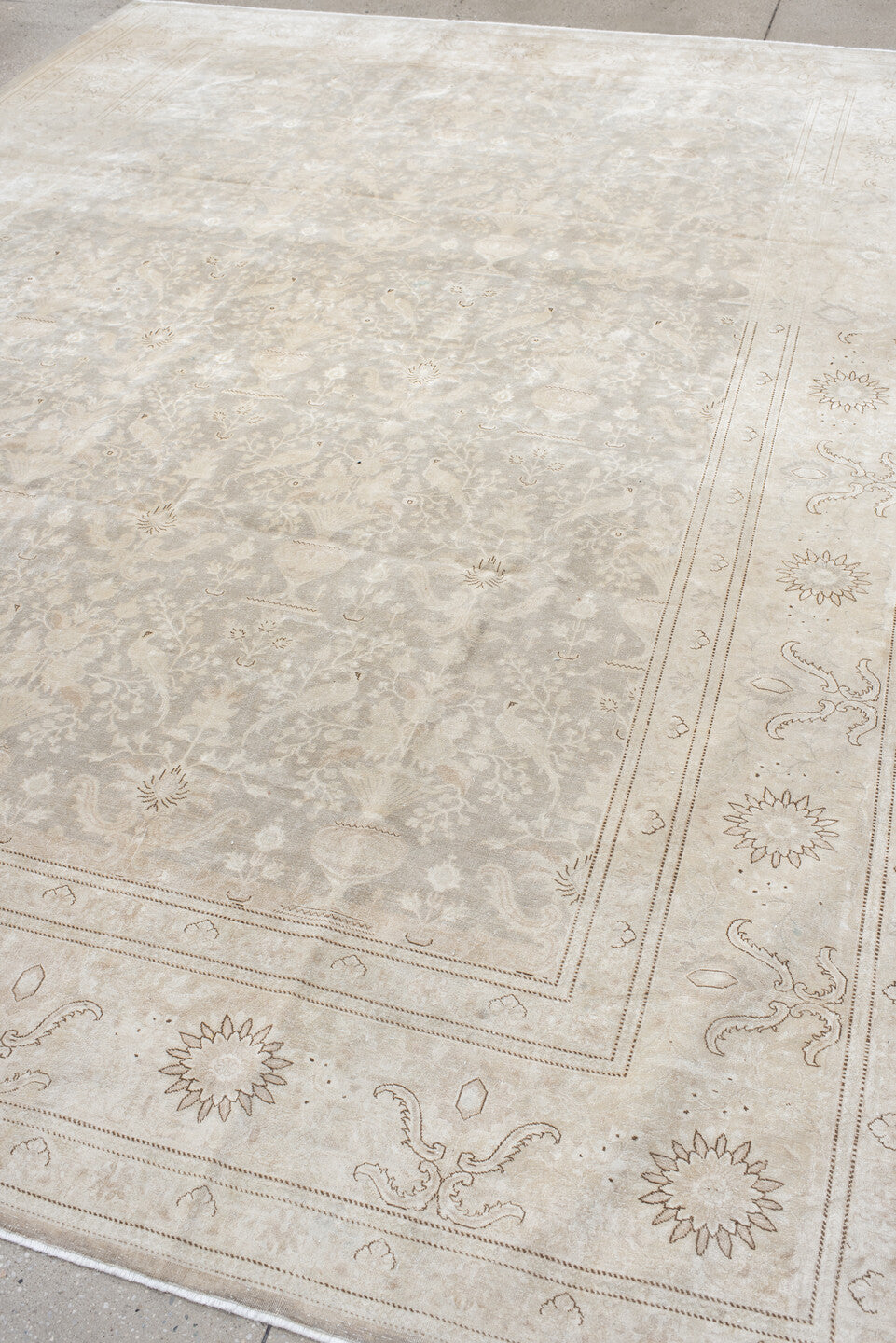 8' x 11' one-of-a-kind handmade vintage Sivas large size rug. Color palette: antiquewhite, gainsboro, gray, light gray