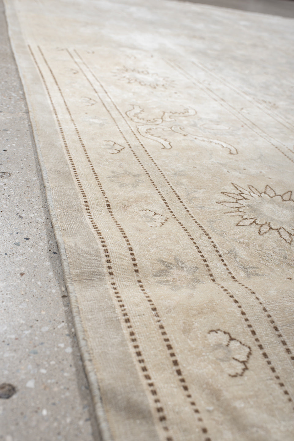 8' x 11' one-of-a-kind handmade vintage Sivas large size rug. Color palette: antiquewhite, gainsboro, gray, light gray