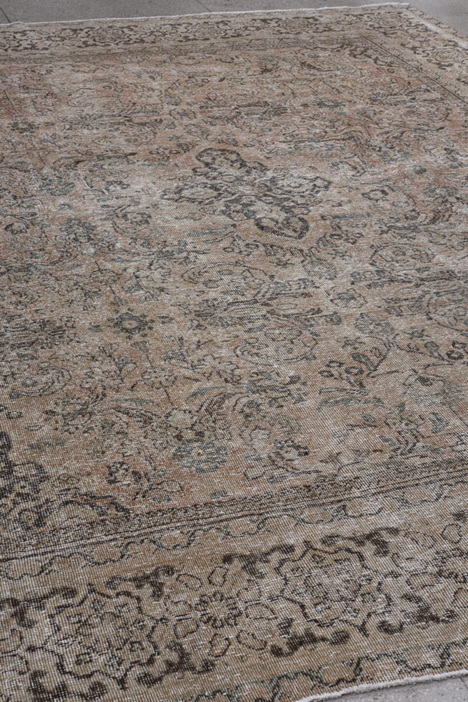 9' x 12' one-of-a-kind handmade vintage Mahal large size rug. Color palette: dim gray, gray, light gray, off-white, pink