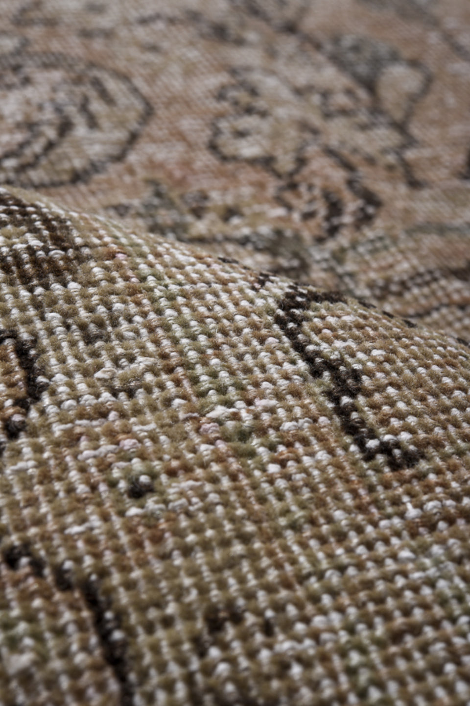 9' x 12' one-of-a-kind handmade vintage Mahal large size rug. Color palette: dim gray, gray, light gray, off-white, pink