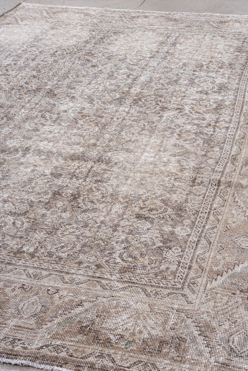 7' x 11' one-of-a-kind handmade vintage Mahal large size rug. Color palette: gray, off-white, light gray, pink