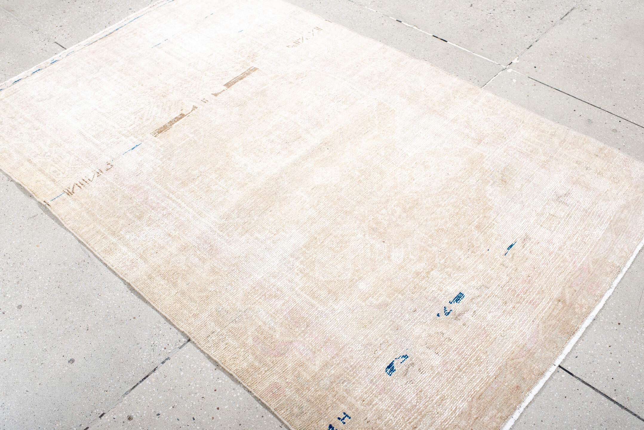 4' x 6' one-of-a-kind handmade vintage Hamadan small size rug. Color palette: antiquewhite, blue, gray, light gray, linen