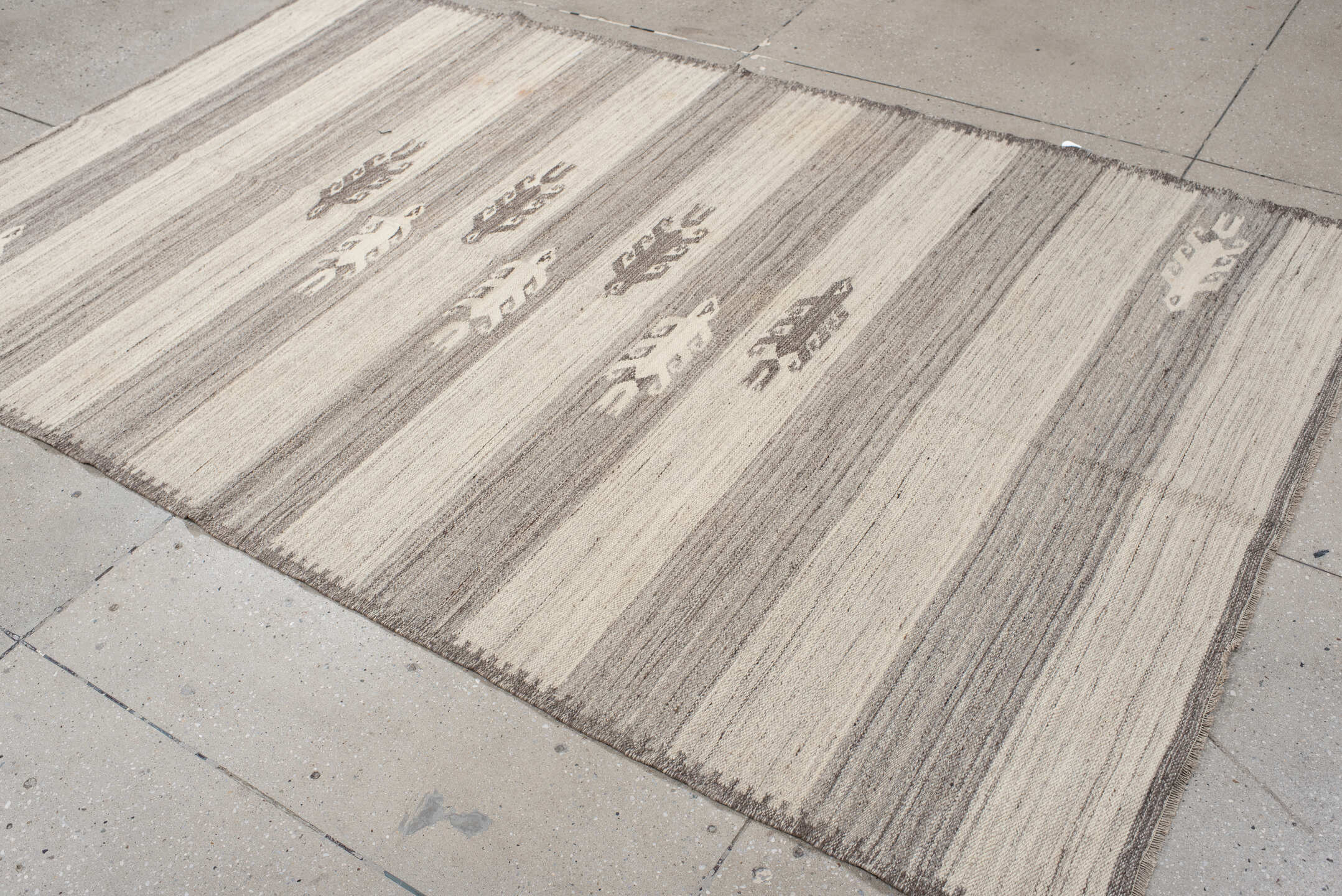 5' x 8' one-of-a-kind handmade vintage Kilim medium size rug. Color palette: antiquewhite, gray, light gray, linen