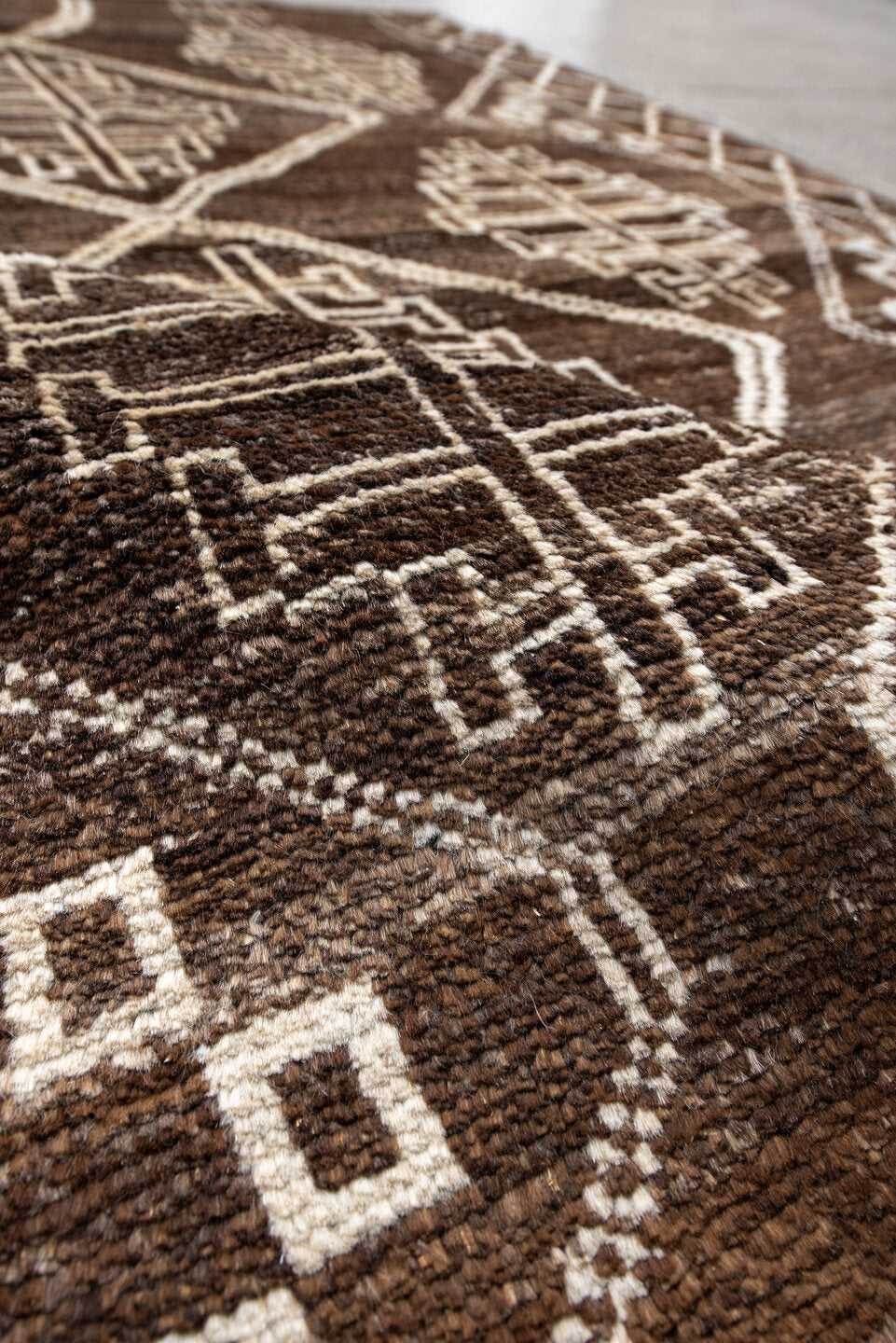 4' x 5' one-of-a-kind handmade vintage Moroccan small size rug. Color palette: antiquewhite, bisque, blanched almond, brown