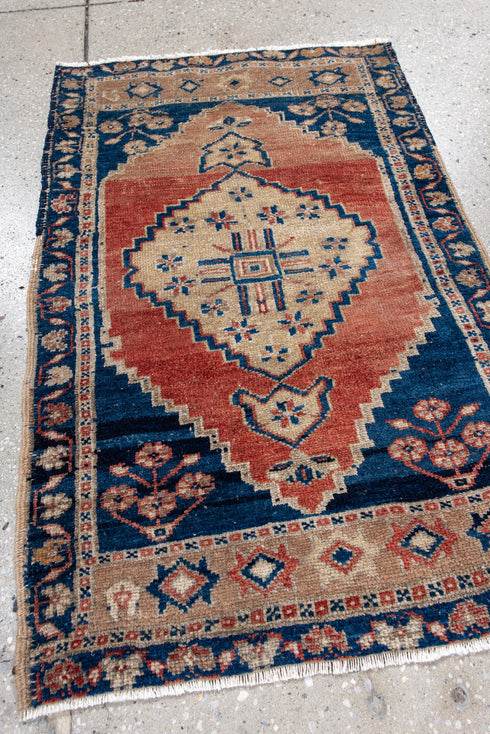 Antique Anatol Area Rug (1' x 2')