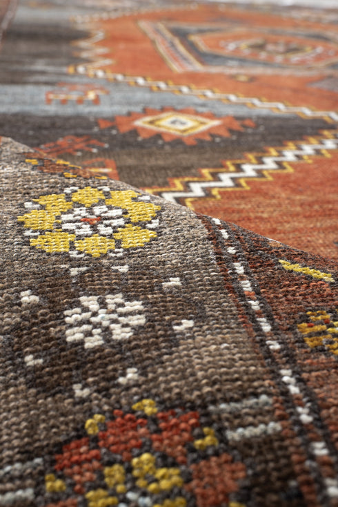 Vintage Veece Area Rug (5' x 8')