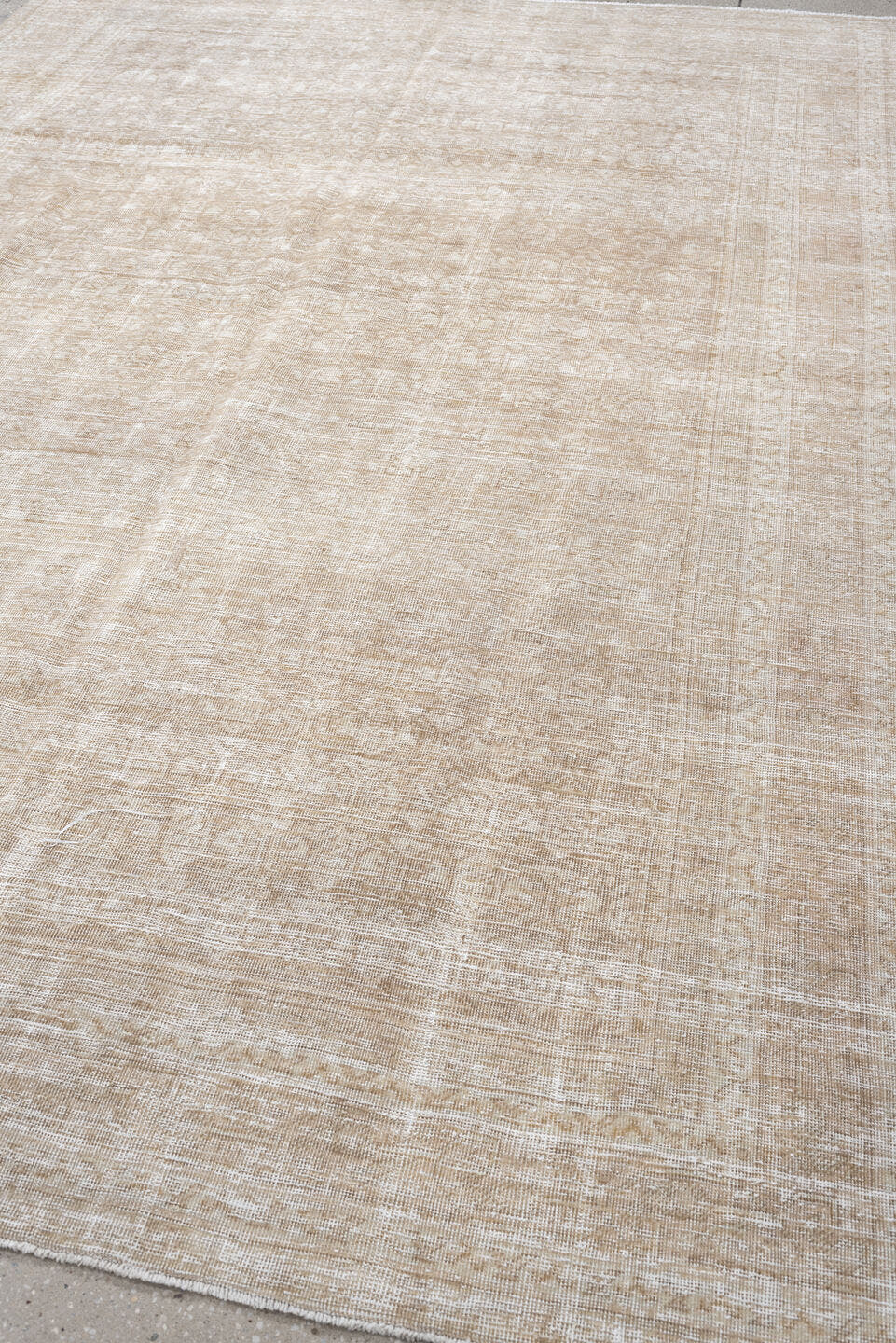 7' x 10' one-of-a-kind handmade antique Mahal large size rug. Color palette: ivory, beige, taupe, sand, cream, gray