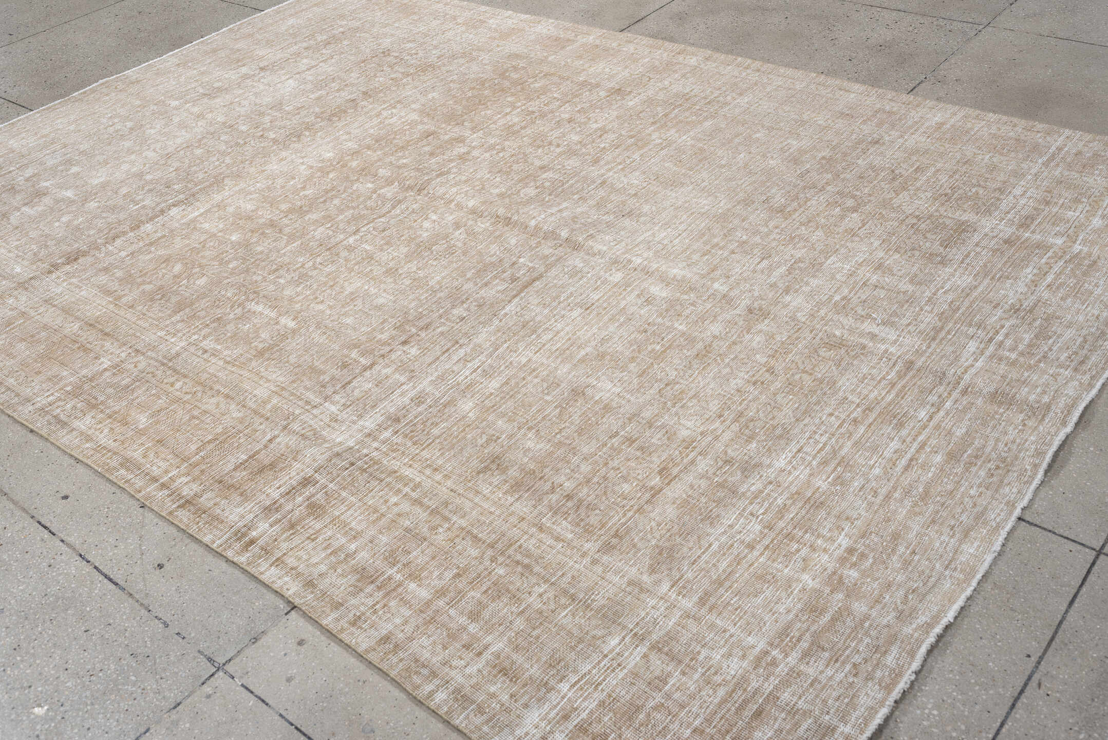 7' x 10' one-of-a-kind handmade antique Mahal large size rug. Color palette: ivory, beige, taupe, sand, cream, gray