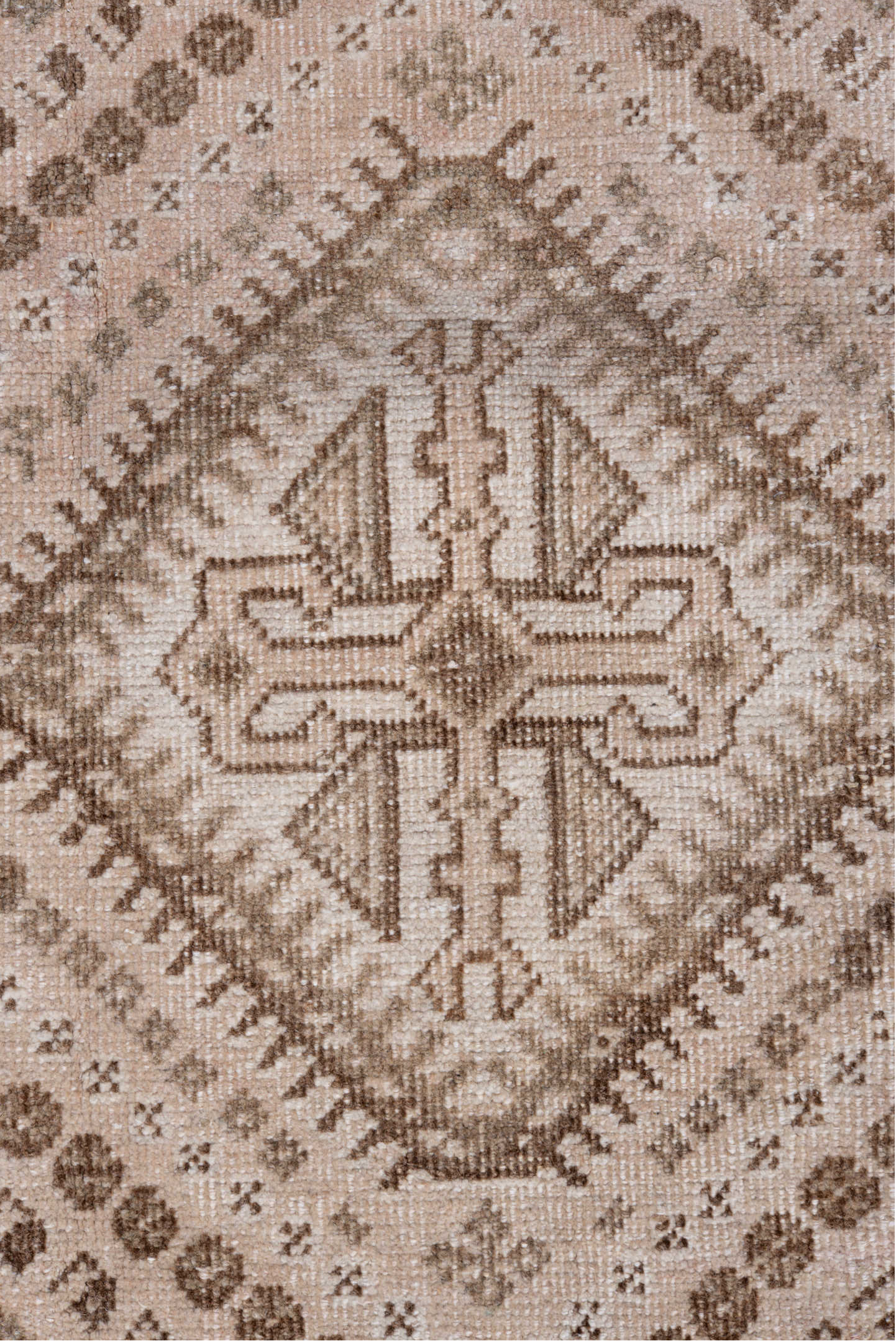 6' x 9' one-of-a-kind handmade vintage Shiraz medium size rug. Color palette: antiquewhite, brown, dark gray, gray